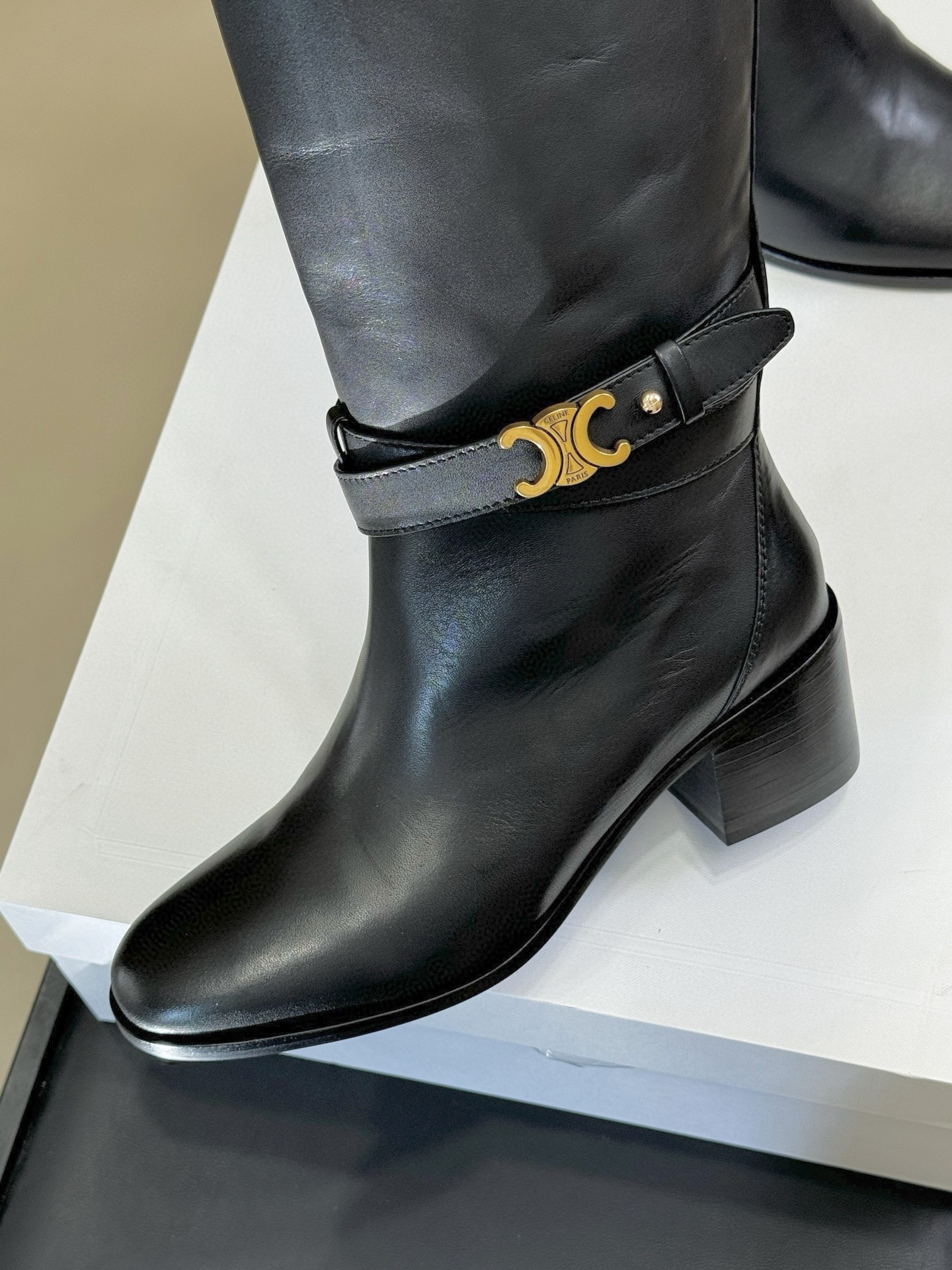 celine 秋冬凯旋门长靴新品膝下的高度，轻松驾驭的！ 小粗跟很稳妥，舒适度不用担心呀！凯旋门logo