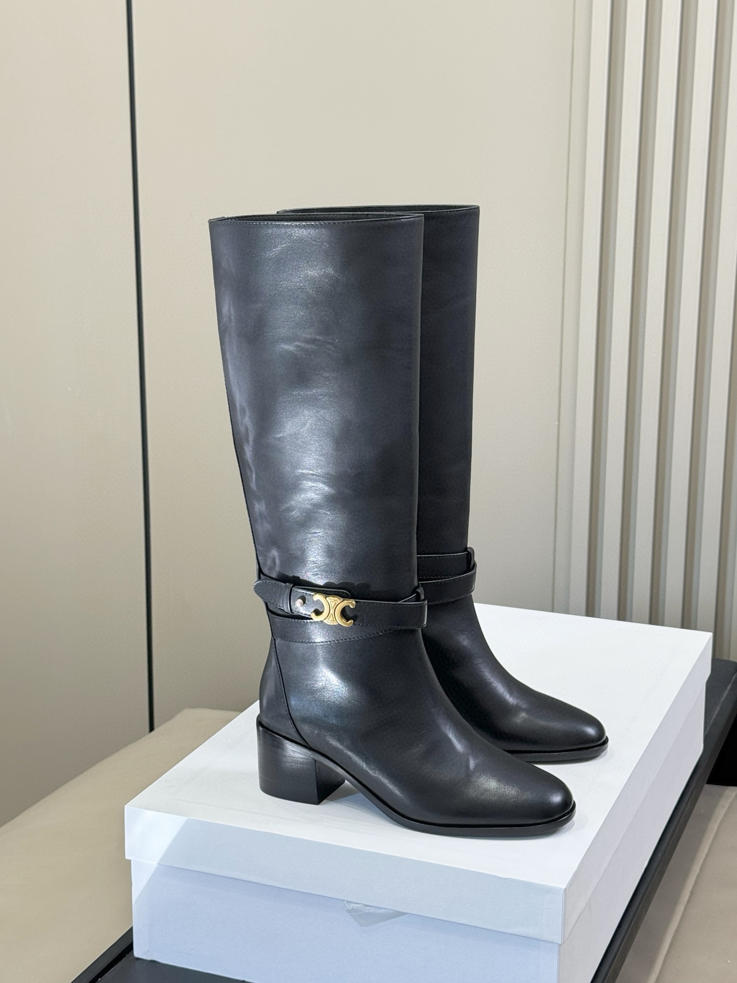 celine 秋冬凯旋门长靴新品膝下的高度，轻松驾驭的！ 小粗跟很稳妥，舒适度不用担心呀！凯旋门logo