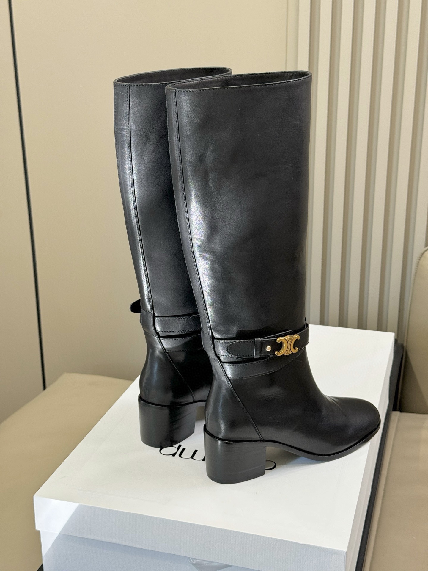 celine 秋冬凯旋门长靴新品膝下的高度，轻松驾驭的！ 小粗跟很稳妥，舒适度不用担心呀！凯旋门logo