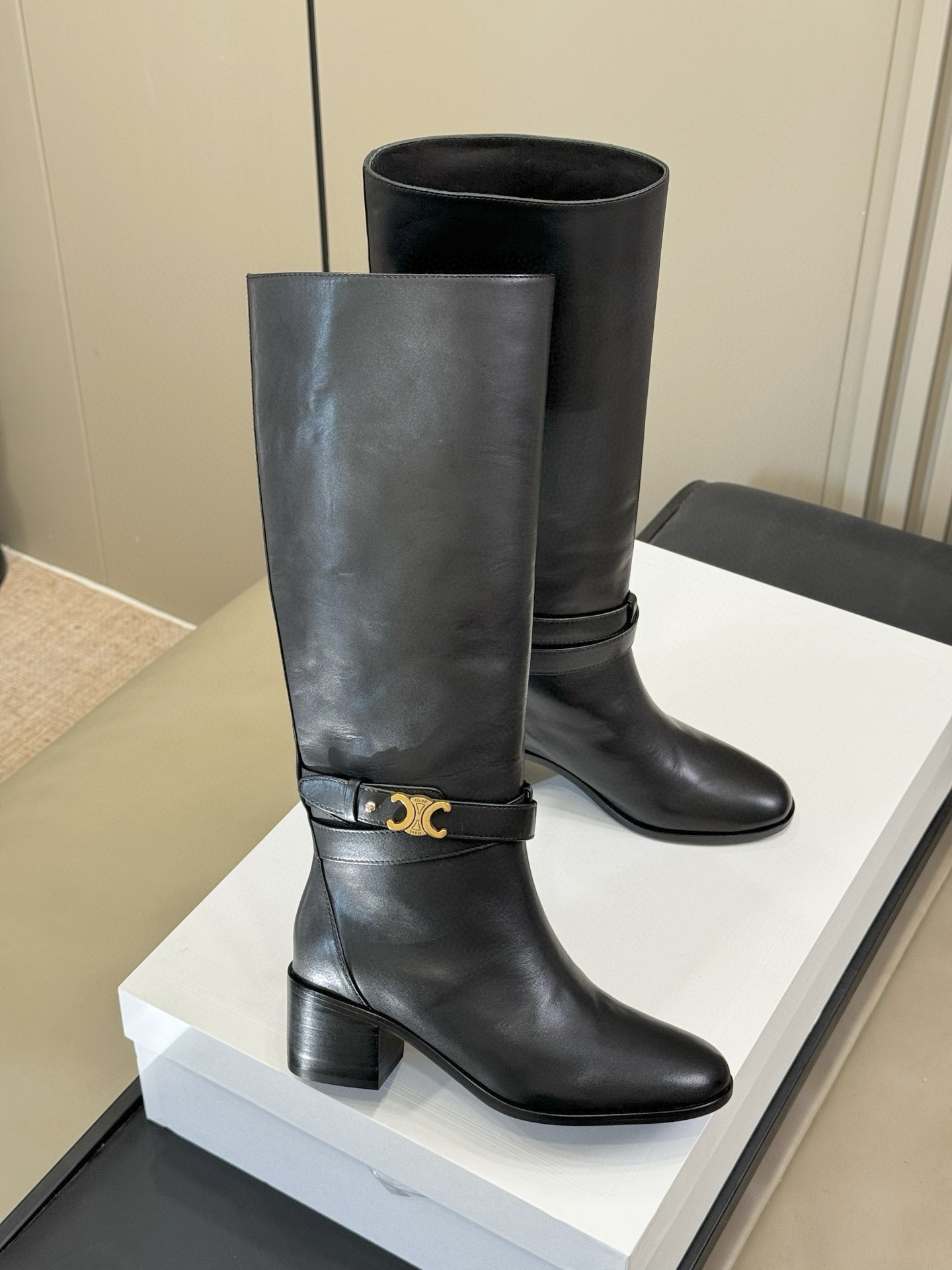 celine 秋冬凯旋门长靴新品膝下的高度，轻松驾驭的！ 小粗跟很稳妥，舒适度不用担心呀！凯旋门logo