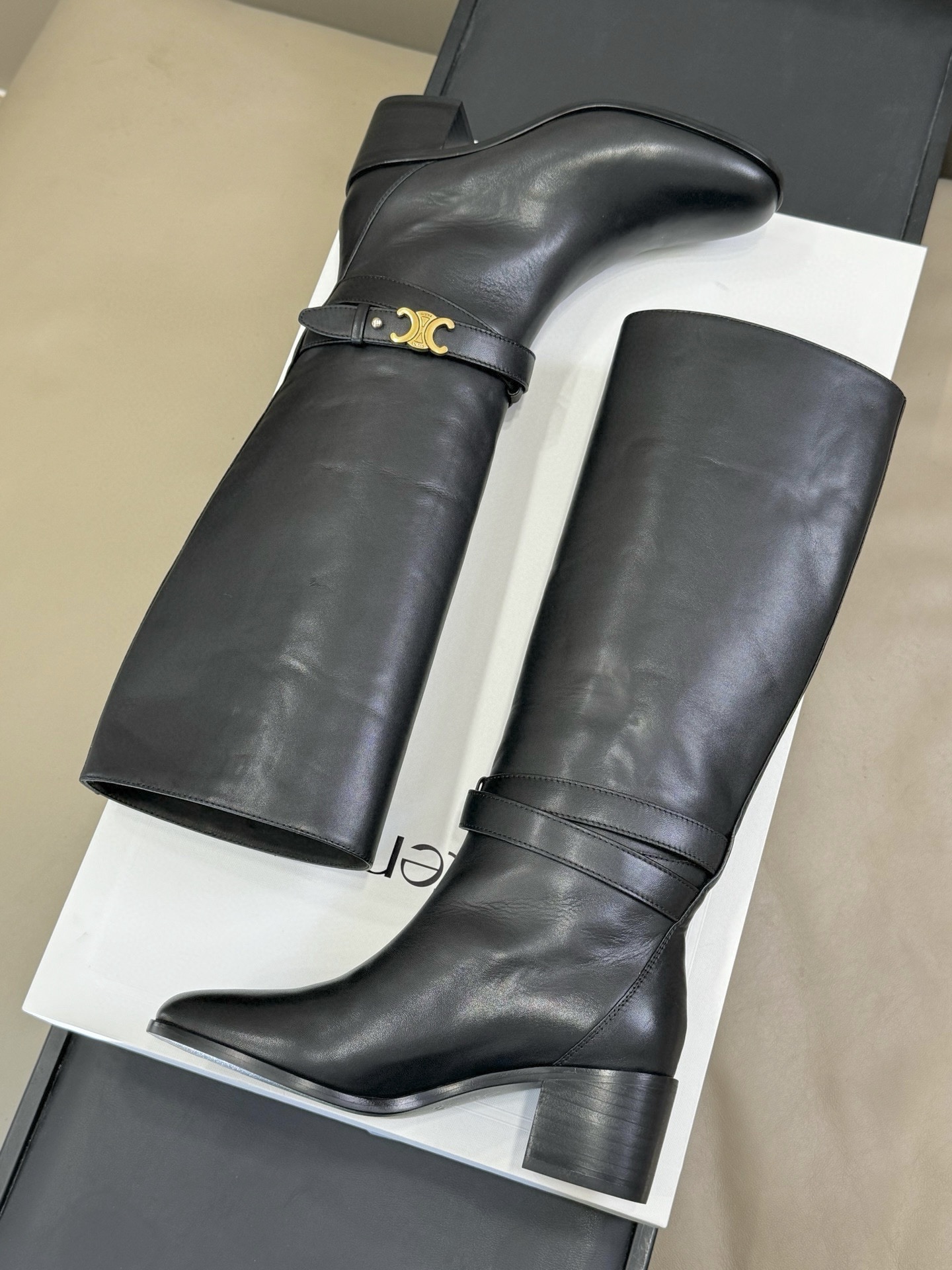 celine 秋冬凯旋门长靴新品膝下的高度，轻松驾驭的！ 小粗跟很稳妥，舒适度不用担心呀！凯旋门logo