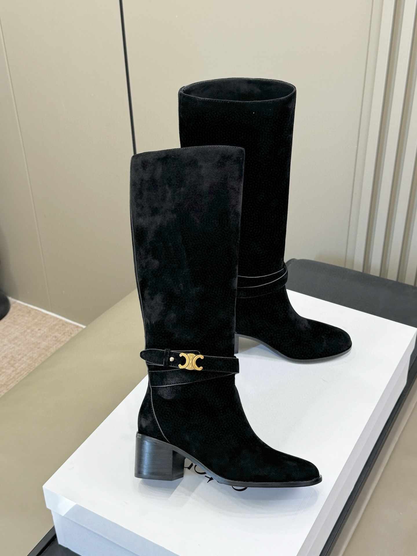 celine 秋冬凯旋门长靴新品膝下的高度，轻松驾驭的！ 小粗跟很稳妥，舒适度不用担心呀！凯旋门logo