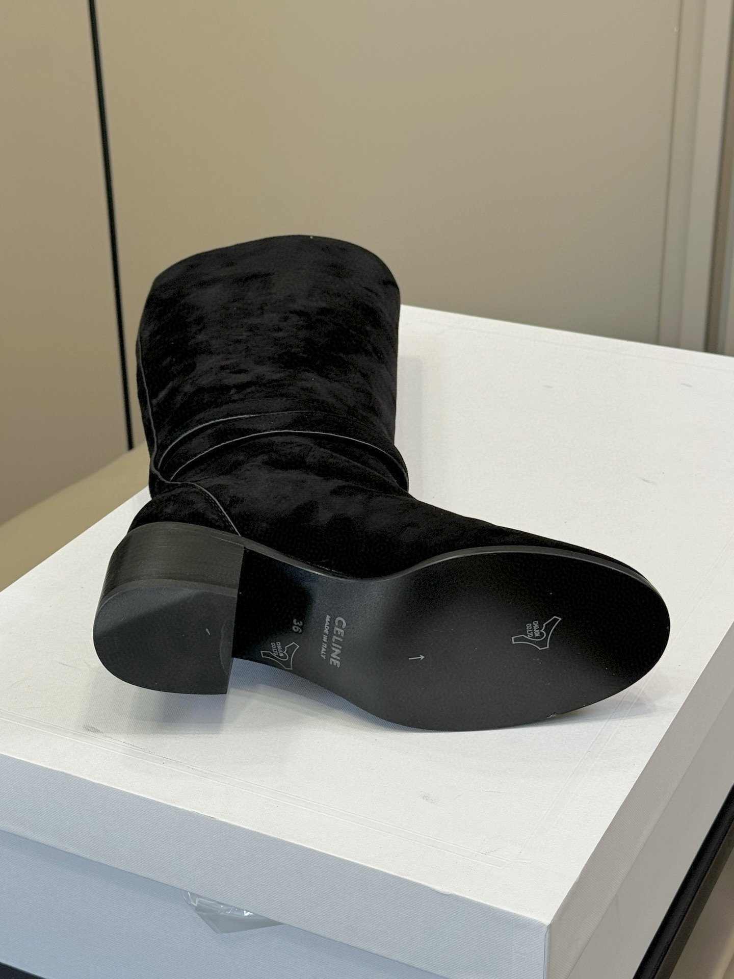 celine 秋冬凯旋门长靴新品膝下的高度，轻松驾驭的！ 小粗跟很稳妥，舒适度不用担心呀！凯旋门logo