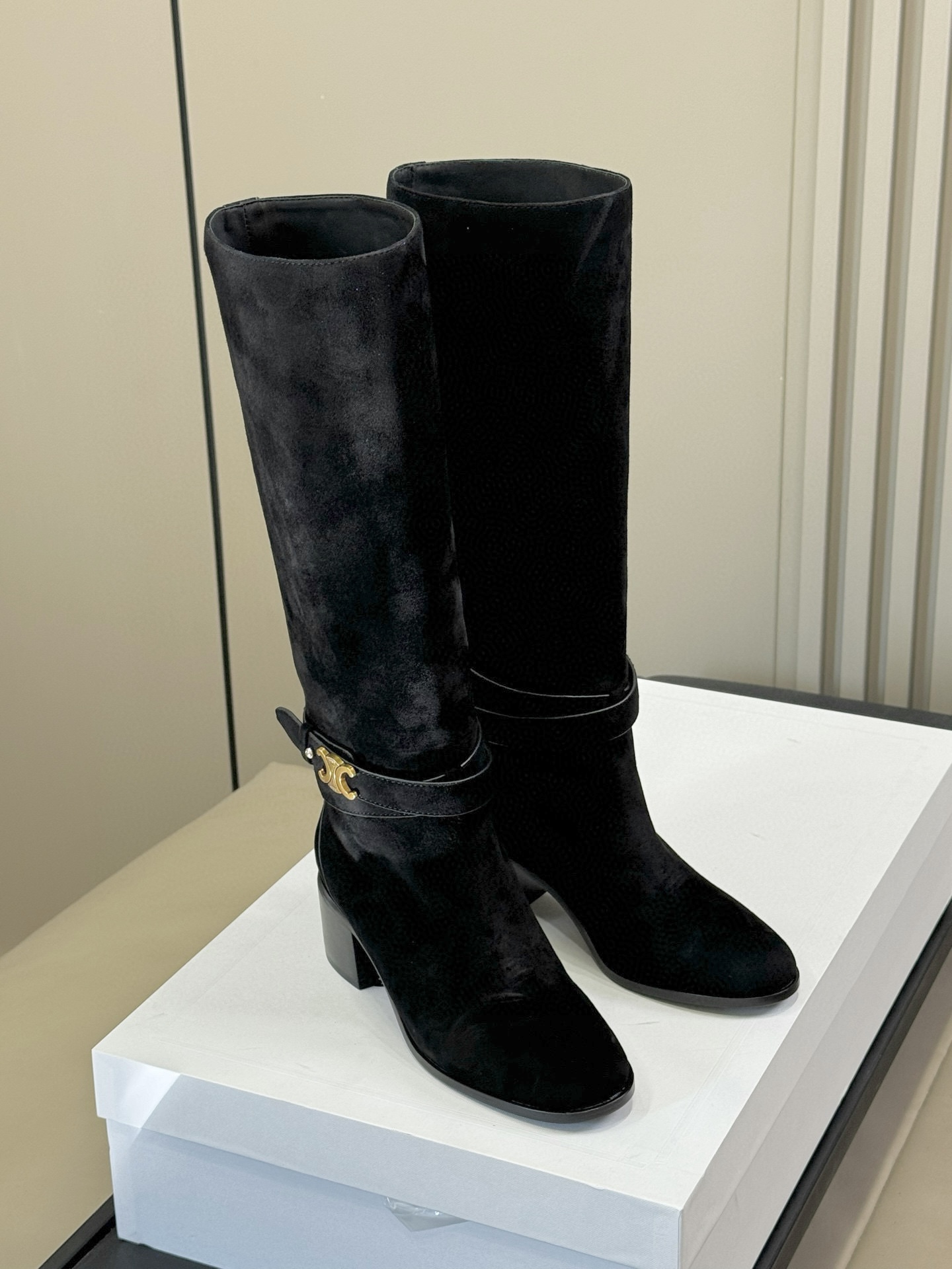 celine 秋冬凯旋门长靴新品膝下的高度，轻松驾驭的！ 小粗跟很稳妥，舒适度不用担心呀！凯旋门logo