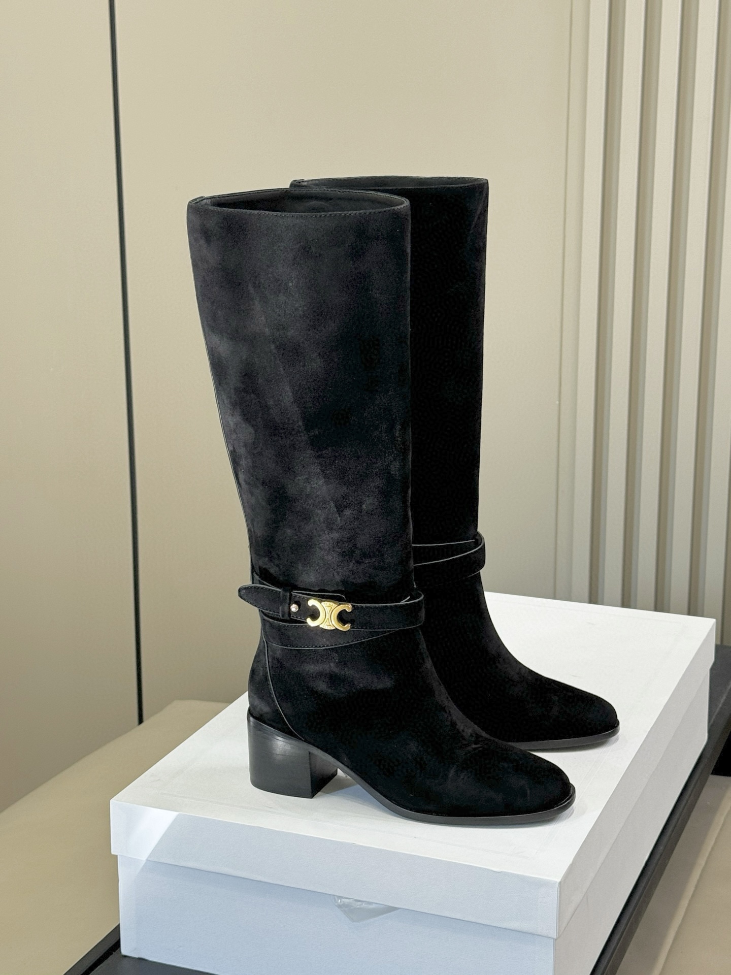 celine 秋冬凯旋门长靴新品膝下的高度，轻松驾驭的！ 小粗跟很稳妥，舒适度不用担心呀！凯旋门logo