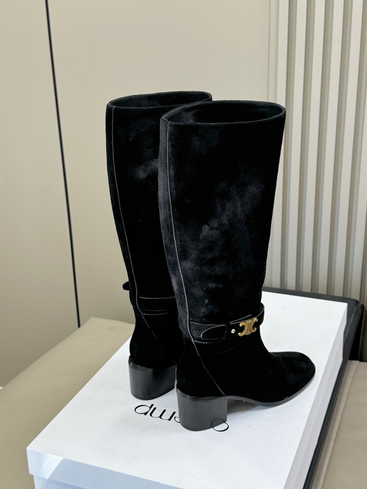celine 秋冬凯旋门长靴新品膝下的高度，轻松驾驭的！ 小粗跟很稳妥，舒适度不用担心呀！凯旋门logo