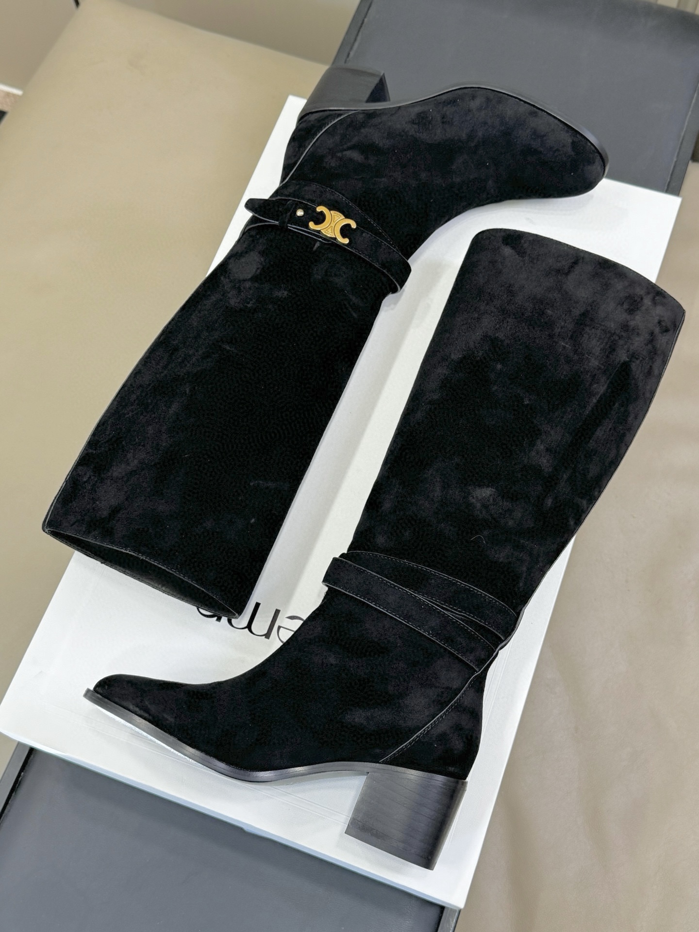 celine 秋冬凯旋门长靴新品膝下的高度，轻松驾驭的！ 小粗跟很稳妥，舒适度不用担心呀！凯旋门logo