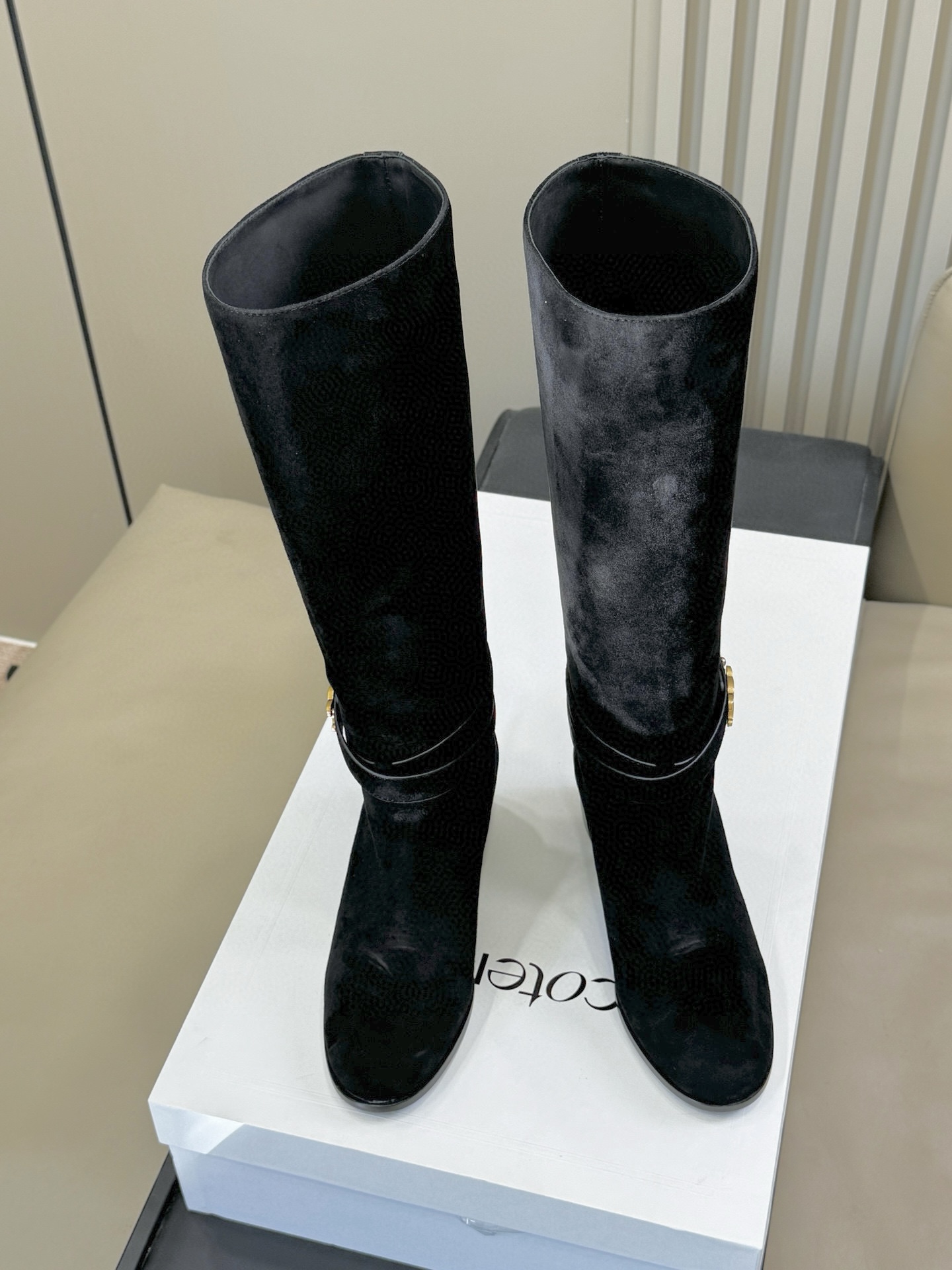 celine 秋冬凯旋门长靴新品膝下的高度，轻松驾驭的！ 小粗跟很稳妥，舒适度不用担心呀！凯旋门logo