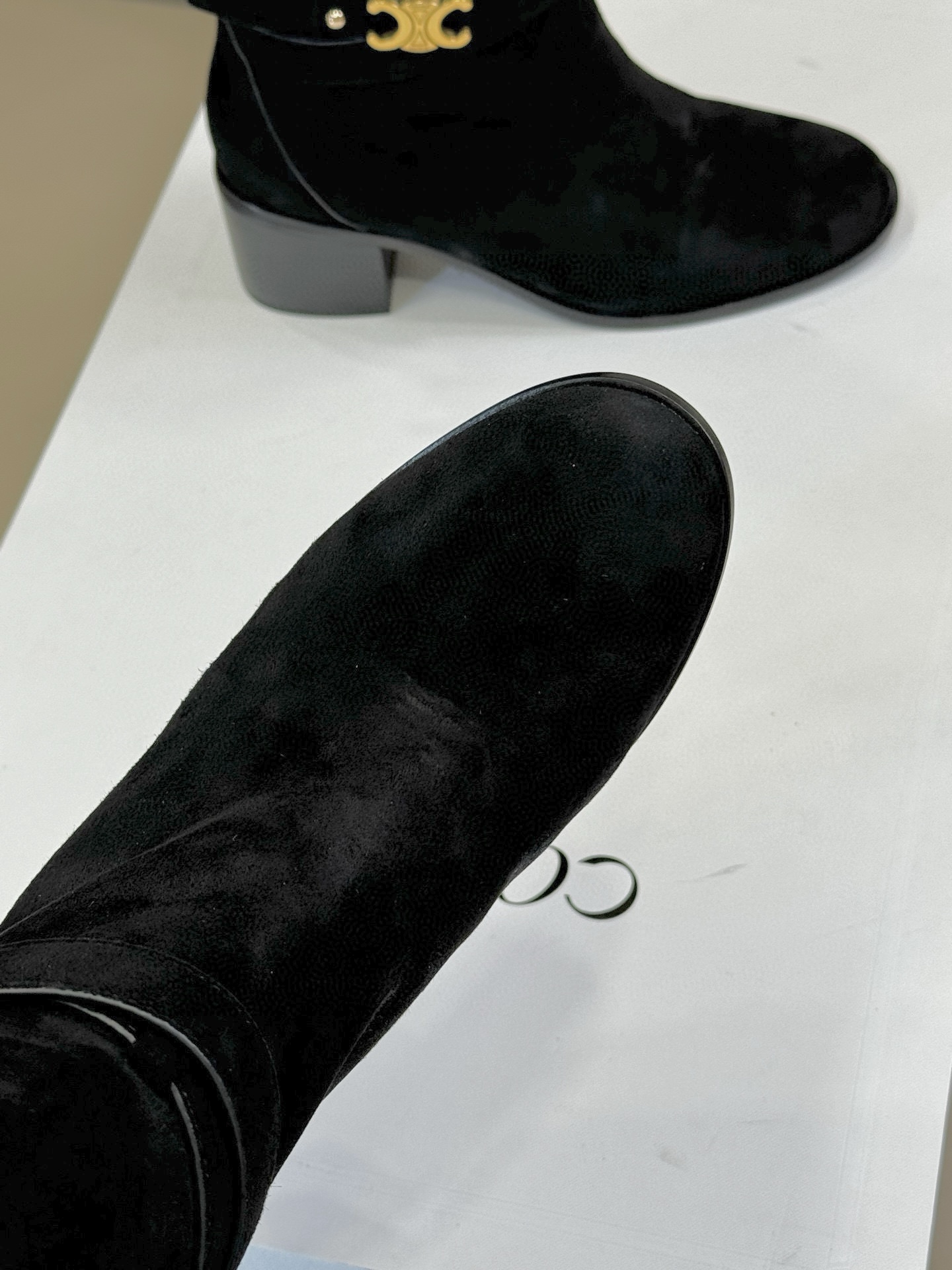 celine 秋冬凯旋门长靴新品膝下的高度，轻松驾驭的！ 小粗跟很稳妥，舒适度不用担心呀！凯旋门logo