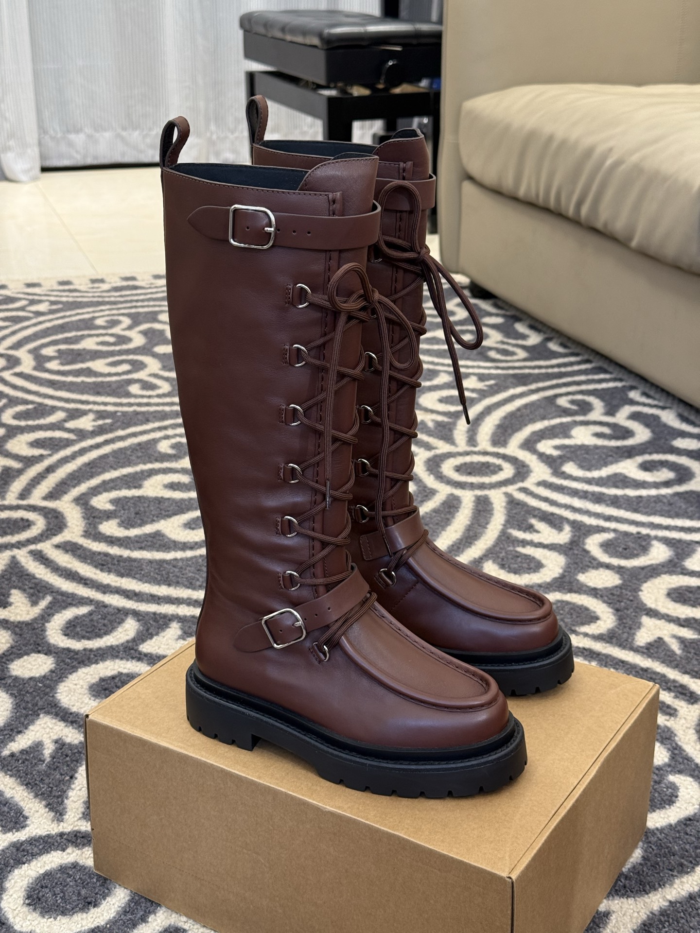 NO:489886,Top quality hermes fw25 new arrival~ H home 25 autumn and winter boots new product, really handsome and versatile. The upper is customized with original custom-made fetal cowhide/fetal cow back velvet material. Customized water-dyed calfskin inside, customized leather edges!  The boots have a large area of ​​leather, and the bad leather is not textured, so the exquisite materials are used to instantly kill most of the colleagues!  This original custom-made fetal cowhide is 70 yuan per foot, and the better ones in ordinary calfskin are only 20 yuan. Without comparison, there will be no harm!  Only when you get something at this price can you feel whether it is worth it!  sise 35-41, boots, hermes, boots, cowhide19860909顶级精品 hermes fw25 new arrival～ H家25秋冬靴子新品,真是帅气百搭 鞋面原版定制的胎牛皮/胎牛反绒 材质 内里定制水染小牛皮,定制真皮沿条！ 靴子有大面积的皮料,不好的皮料质感出不来的,所以用料考究就秒杀了大部分同行！ 这个原版定制的胎牛皮 70块一尺,普通小牛皮里面好一点的也就20几块,没有比较就没有伤害！ 这个价位的东西,拿到手你才能感觉到它值不值！ sise 35-41,靴子,hermes,boots,cowhide,Women's Shoes