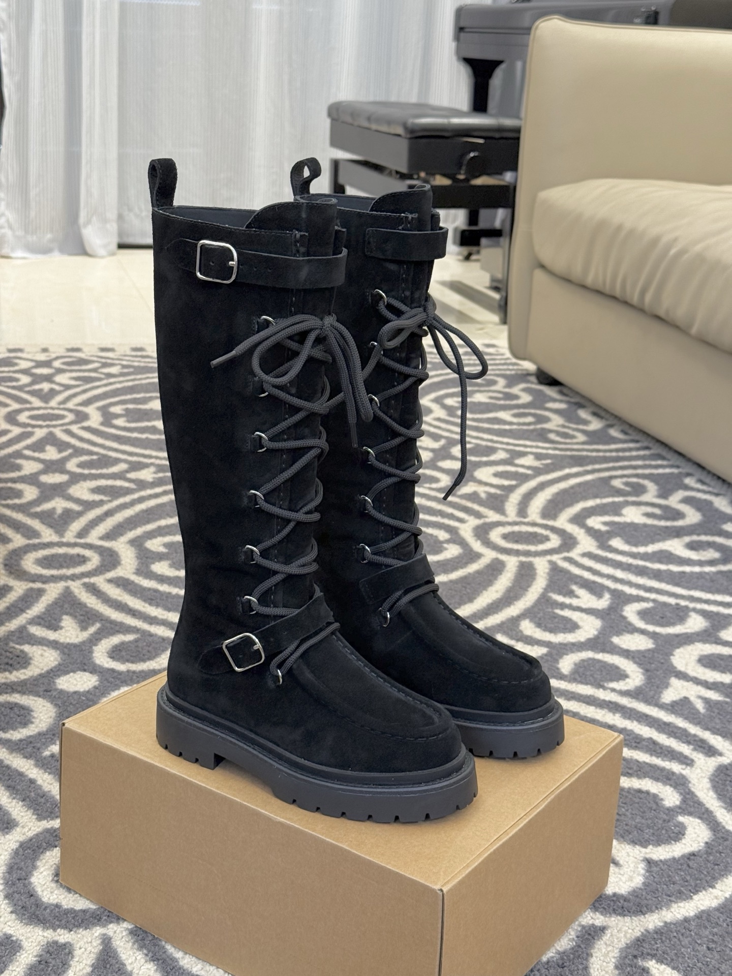 NO:489902,Top quality hermes fw25 new arrival~ H home 25 autumn and winter boots new product, really handsome and versatile. The upper is customized with original custom-made fetal cowhide/fetal cow back velvet material. Customized water-dyed calfskin inside, customized leather edges!  The boots have a large area of ​​leather, and the bad leather is not textured, so the exquisite materials are used to instantly kill most of the colleagues!  This original custom-made fetal cowhide is 70 yuan per foot, and the better ones in ordinary calfskin are only 20 yuan. Without comparison, there will be no harm!  Only when you get something at this price can you feel whether it is worth it!  sise 35-41, boots, hermes, boots, cowhide19860909顶级精品 hermes fw25 new arrival～ H家25秋冬靴子新品,真是帅气百搭 鞋面原版定制的胎牛皮/胎牛反绒 材质 内里定制水染小牛皮,定制真皮沿条！ 靴子有大面积的皮料,不好的皮料质感出不来的,所以用料考究就秒杀了大部分同行！ 这个原版定制的胎牛皮 70块一尺,普通小牛皮里面好一点的也就20几块,没有比较就没有伤害！ 这个价位的东西,拿到手你才能感觉到它值不值！ sise 35-41,靴子,hermes,boots,cowhide,Women's Shoes