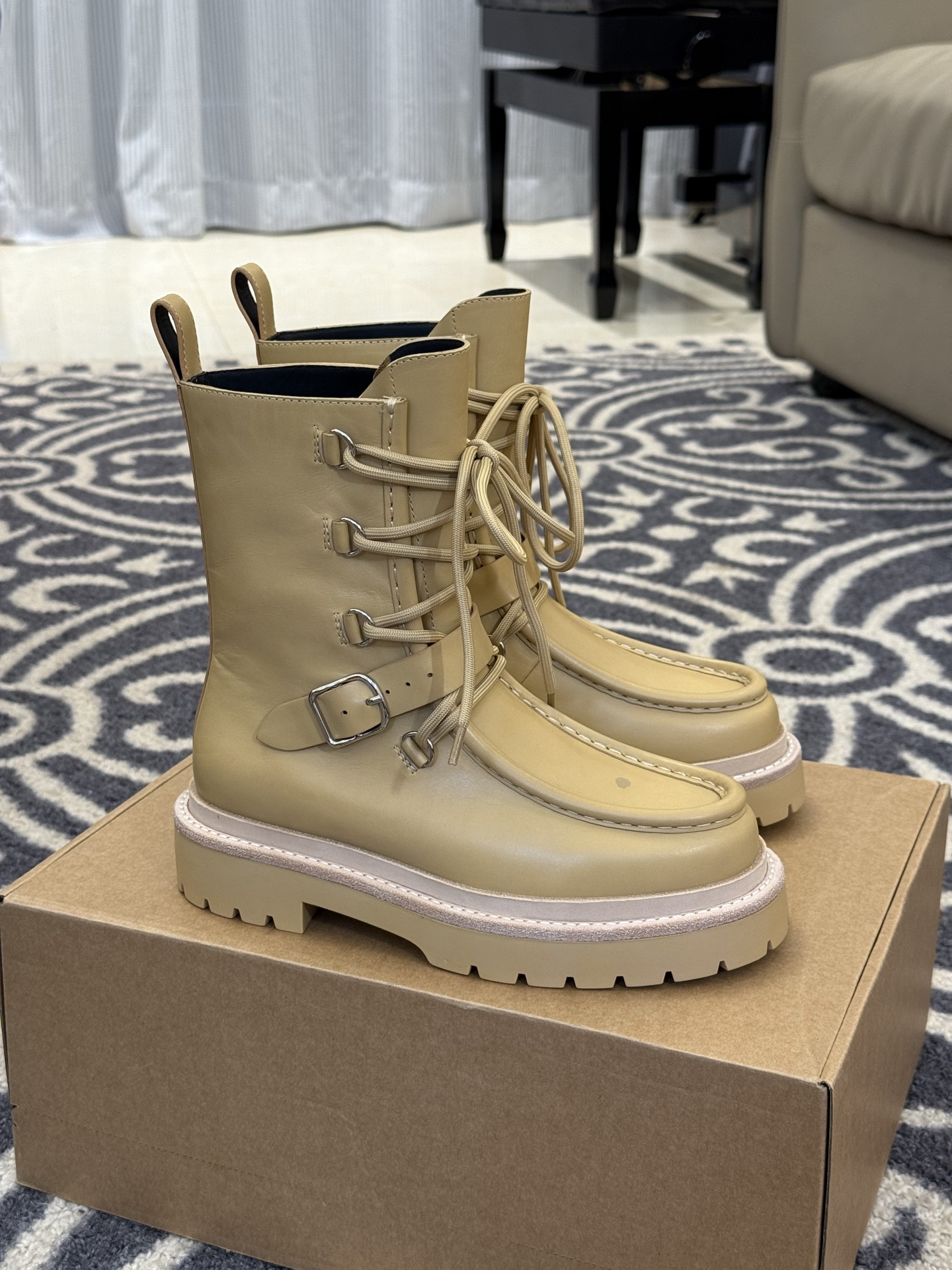 NO:489916,Top quality hermes fw25 new arrival~ H home 25 autumn and winter boots new product, really handsome and versatile. The upper is customized with original custom-made fetal cowhide/fetal cow back velvet material. Customized water-dyed calfskin inside, customized leather edges!  The boots have a large area of ​​leather, and the bad leather is not textured, so the exquisite materials are used to instantly kill most of the colleagues!  This original custom-made fetal cowhide is 70 yuan per foot, and the better ones in ordinary calfskin are only 20 yuan. Without comparison, there will be no harm!  Only when you get something at this price can you feel whether it is worth it!  sise 35-41, boots, hermes, boots, cowhide19860909顶级精品 hermes fw25 new arrival～ H家25秋冬靴子新品,真是帅气百搭 鞋面原版定制的胎牛皮/胎牛反绒 材质 内里定制水染小牛皮,定制真皮沿条！ 靴子有大面积的皮料,不好的皮料质感出不来的,所以用料考究就秒杀了大部分同行！ 这个原版定制的胎牛皮 70块一尺,普通小牛皮里面好一点的也就20几块,没有比较就没有伤害！ 这个价位的东西,拿到手你才能感觉到它值不值！ sise 35-41,靴子,hermes,boots,cowhide,Women's Shoes