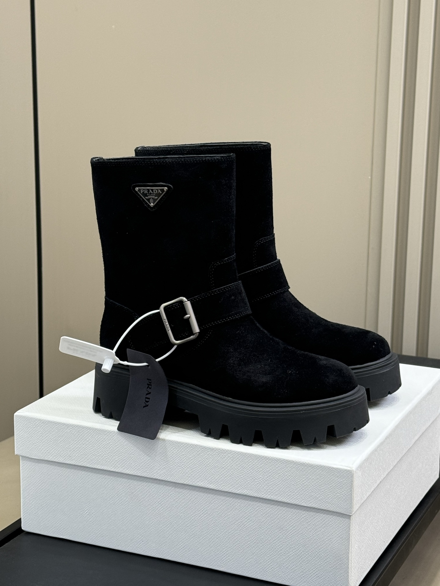 NO:487961,Top quality Prada new Stride mid-tube boots Prada new Stride mid-tube boots, super soft calfskin paired with 5 cm ultra-light rubber sole, upper foot modify leg lines, can be bare legs or trousers to create different styles!  size 35-41, boots, prada, boots, cowhide19860909顶级品质 Prada 新款Stride中筒靴 Prada新款Stride中筒靴,超软小牛皮搭配5厘米超轻橡胶底,上脚修饰腿部线条,可光腿亦可塞裤脚打造不同风格！ size 35-41,靴子,prada,boots,cowhide,Women's Shoes