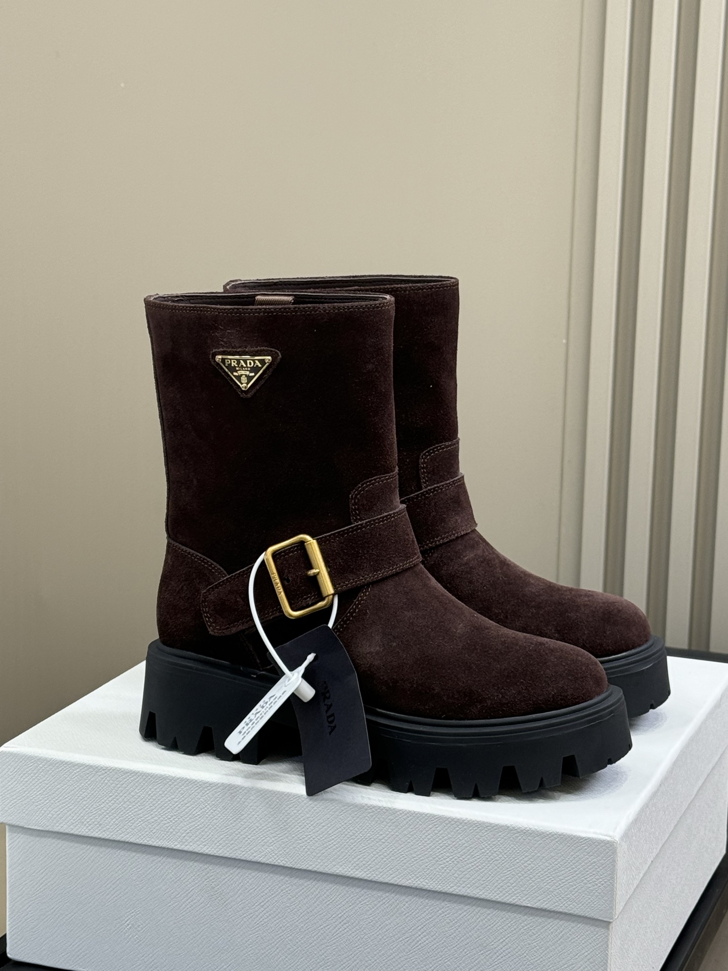 NO:487968,Top quality Prada new Stride mid-tube boots Prada new Stride mid-tube boots, super soft calfskin paired with 5 cm ultra-light rubber sole, upper foot modify leg lines, can be bare legs or trousers to create different styles!  size 35-41, boots, prada, boots, cowhide19860909顶级品质 Prada 新款Stride中筒靴 Prada新款Stride中筒靴,超软小牛皮搭配5厘米超轻橡胶底,上脚修饰腿部线条,可光腿亦可塞裤脚打造不同风格！ size 35-41,靴子,prada,boots,cowhide,Women's Shoes