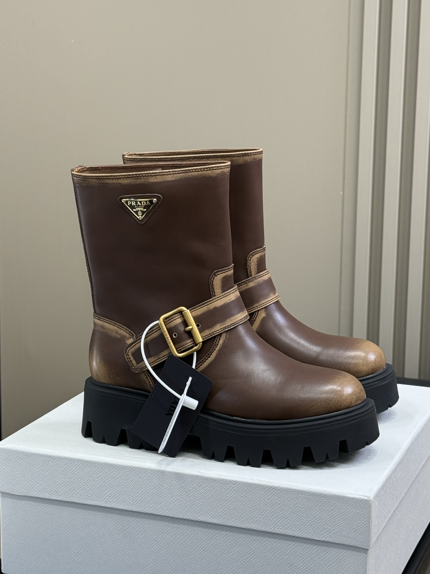 NO:487975,Top quality Prada new Stride mid-tube boots Prada new Stride mid-tube boots, super soft calfskin paired with 5 cm ultra-light rubber sole, upper foot modify leg lines, can be bare legs or trousers to create different styles!  size 35-41, boots, prada, boots, cowhide19860909顶级品质 Prada 新款Stride中筒靴 Prada新款Stride中筒靴,超软小牛皮搭配5厘米超轻橡胶底,上脚修饰腿部线条,可光腿亦可塞裤脚打造不同风格！ size 35-41,靴子,prada,boots,cowhide,Women's Shoes