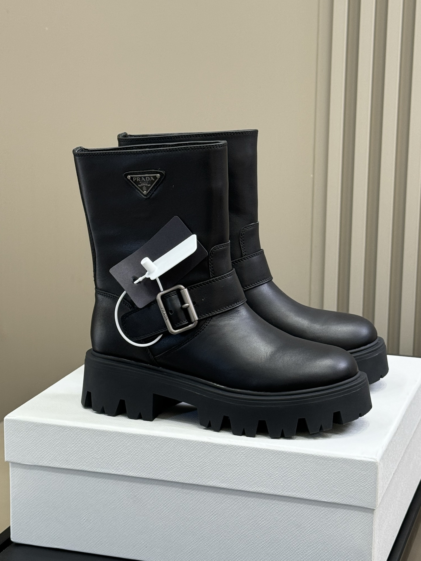 NO:611854,Prada's new Stride mid-calf boots Prada's new Stride mid-calf boots, super soft calf leather with 5cm ultra-light rubber sole, the upper toe can modify the leg line, the legs can be bare or the trousers can be tucked in to create different styles!  size 35-41 p leather suede, boots, prada, boots, cowhide19860909Prada 新款Stride中筒靴 Prada新款Stride中筒靴,超软小牛皮搭配5厘米超轻橡胶底,上脚修饰腿部线条,可光腿亦可塞裤脚打造不同风格！ size 35-41 p皮面 绒面,靴子,prada,boots,cowhide,Women's Shoes