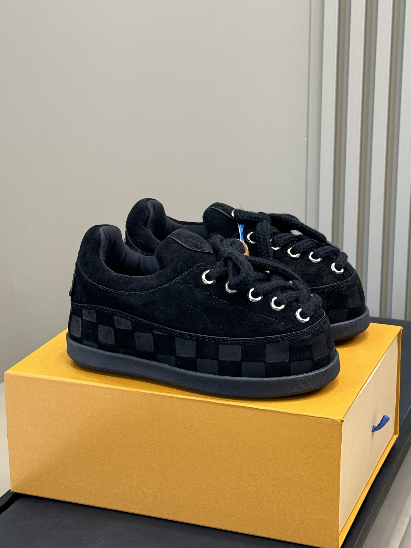 NO:487995,Top quality LV Fat Ding Wang Jiaer is the most thin-legged shoe. None of them. Ivxnigo's chubby 25 autumn and winter chubby Gump is a magic trick to show off her legs. She looks like Mickey Mouse. She is very funny and has wide-leg pants. It's amazing!  Immediately increase the height by 4 cm, the legs are longer and thinner (who knows how to lose weight without pain) The suede material is soft and the detail is full!  Lace and one foot pedal Two layouts Couple size Female 35-42 Male 39-46, casual shoes/sports shoes, louis vuitton, sneakers, chamois leather19860909顶级品质 LV 胖丁 王嘉尔同款 是最显腿细的鞋 没有之一 Ivxnigo25秋冬的胖乎阿甘是显腿细的魔法穿上露腿像米老鼠很搞笑配个阔腿裤,绝了！ 立即增高4厘米 腿长了 又细了（无痛瘦身谁懂啊啊啊） 麂皮材质柔和 细节感拉满！ 系带和一脚蹬 两个版面 情侣size 女35-42 男39-46,休闲鞋/运动鞋,louis vuitton,sneakers,chamois leather,Women's Shoes