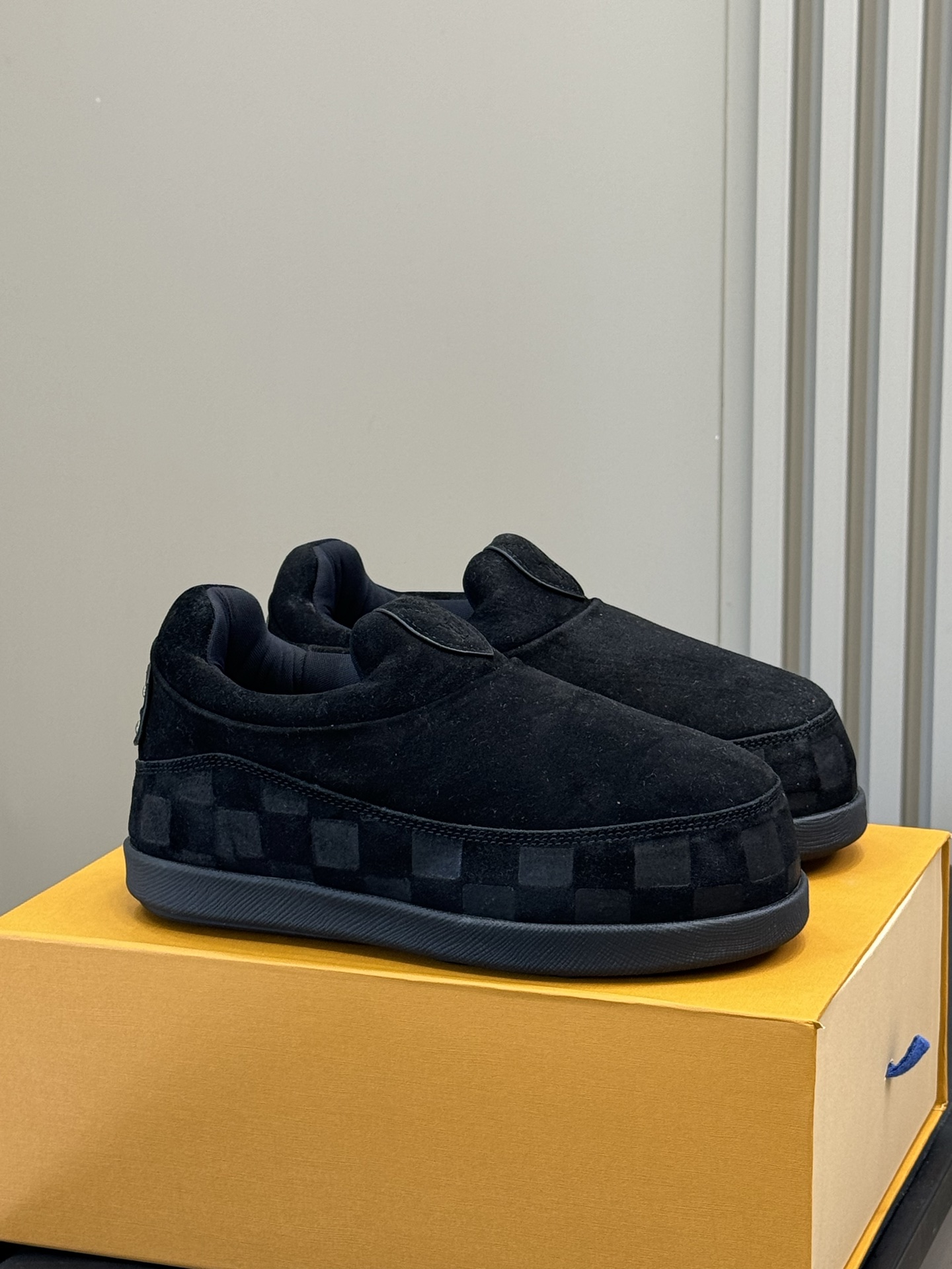 NO:488000,Top quality LV Fat Ding Wang Jiaer is the most thin-legged shoe. None of them. Ivxnigo's chubby 25 autumn and winter chubby Gump is a magic trick to show off her legs. She looks like Mickey Mouse. She is very funny and has wide-leg pants. It's amazing!  Immediately increase the height by 4 cm, the legs are longer and thinner (who knows how to lose weight without pain) The suede material is soft and the detail is full!  Lace and one foot pedal Two layouts Couple size Female 35-42 Male 39-46, casual shoes/sports shoes, louis vuitton, sneakers, chamois leather19860909顶级品质 LV 胖丁 王嘉尔同款 是最显腿细的鞋 没有之一 Ivxnigo25秋冬的胖乎阿甘是显腿细的魔法穿上露腿像米老鼠很搞笑配个阔腿裤,绝了！ 立即增高4厘米 腿长了 又细了（无痛瘦身谁懂啊啊啊） 麂皮材质柔和 细节感拉满！ 系带和一脚蹬 两个版面 情侣size 女35-42 男39-46,休闲鞋/运动鞋,louis vuitton,sneakers,chamois leather,Women's Shoes