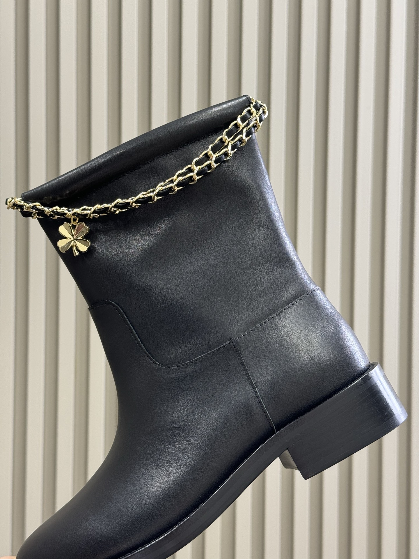 chanel 25b new arrival～小香25b 短靴新品基础款短靴搭配了经典链条⛓️焕发心意精