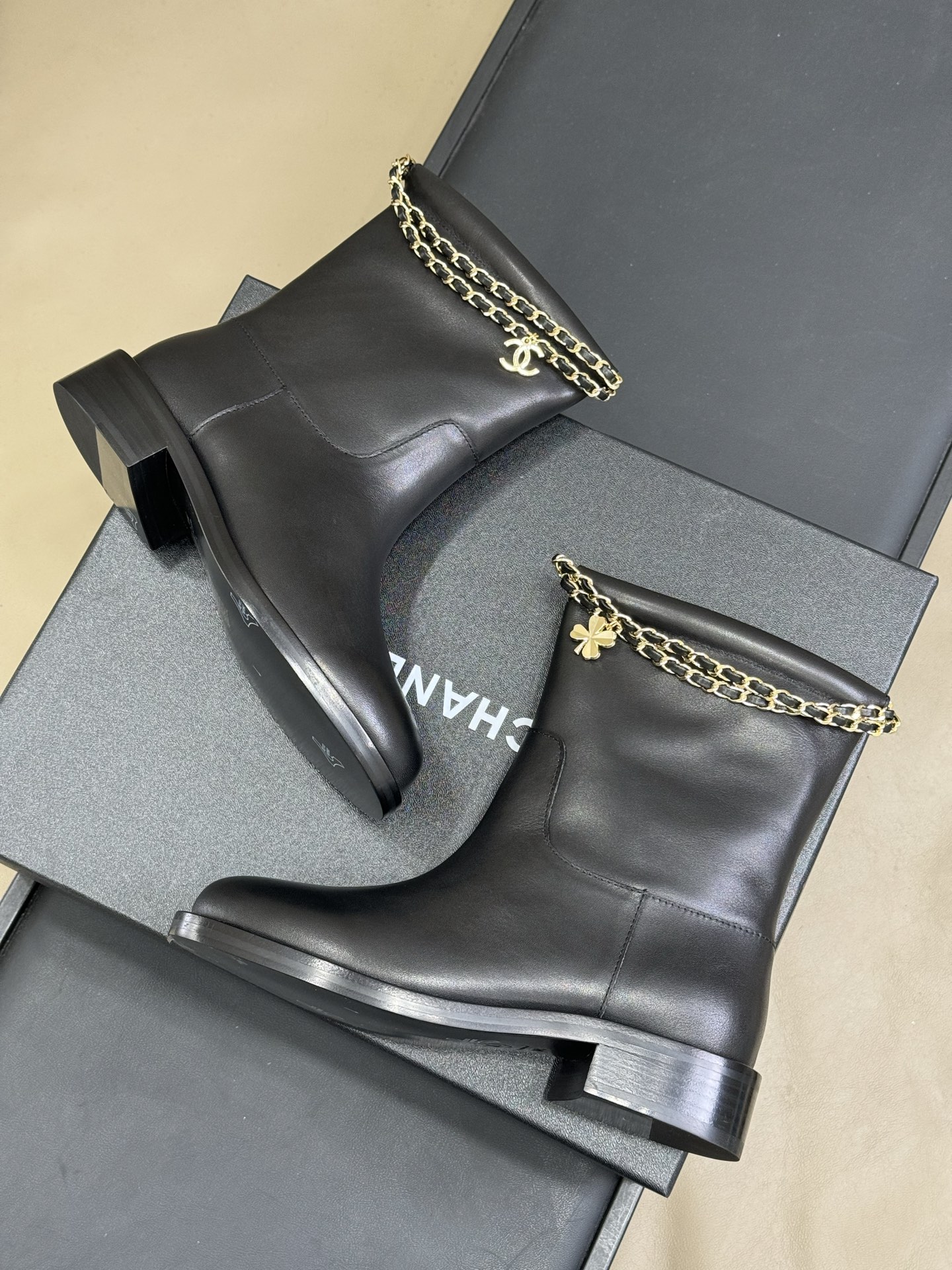 chanel 25b new arrival～小香25b 短靴新品基础款短靴搭配了经典链条⛓️焕发心意精