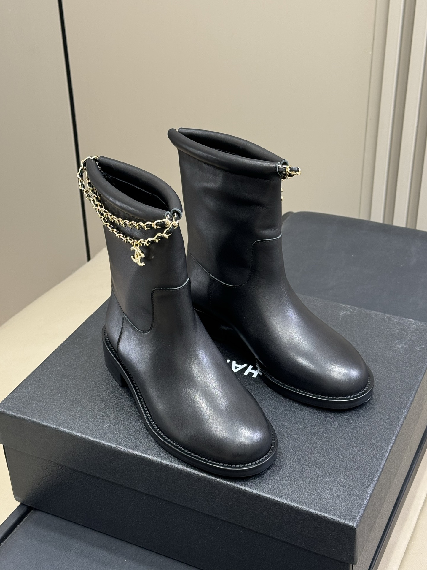 chanel 25b new arrival～小香25b 短靴新品基础款短靴搭配了经典链条⛓️焕发心意精