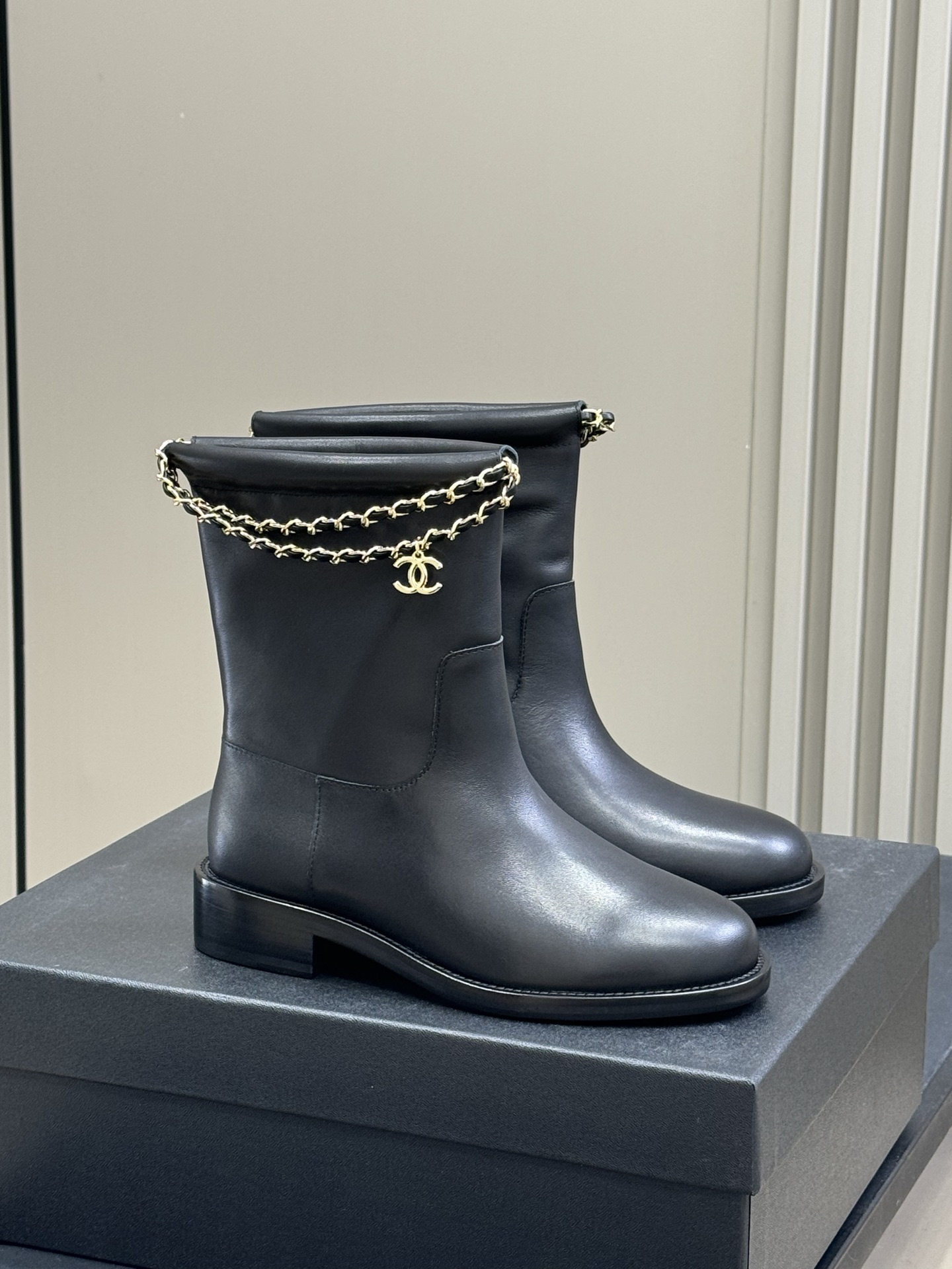 chanel 25b new arrival～小香25b 短靴新品基础款短靴搭配了经典链条⛓️焕发心意精