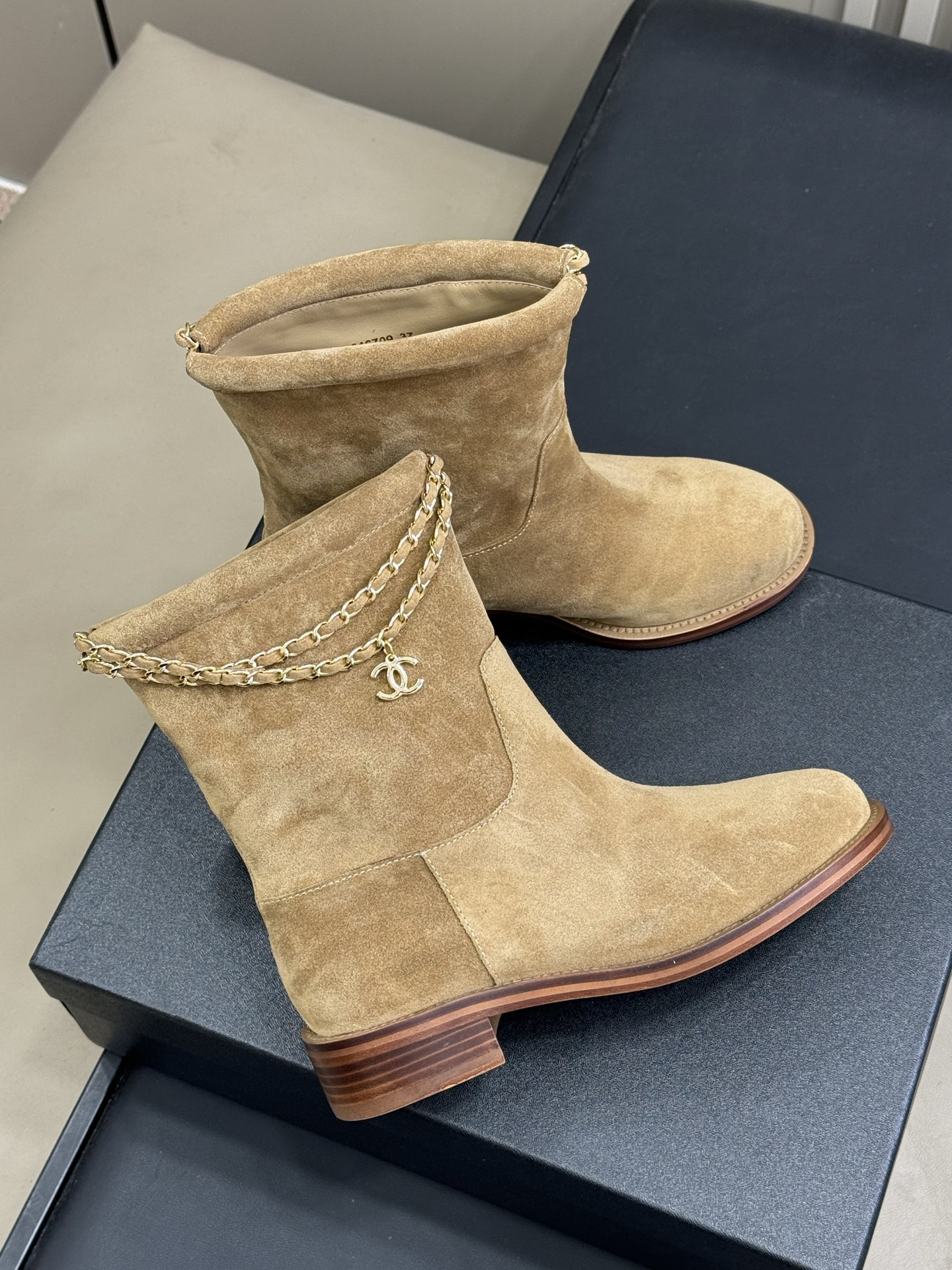 chanel 25b new arrival～小香25b 短靴新品基础款短靴搭配了经典链条⛓️焕发心意精