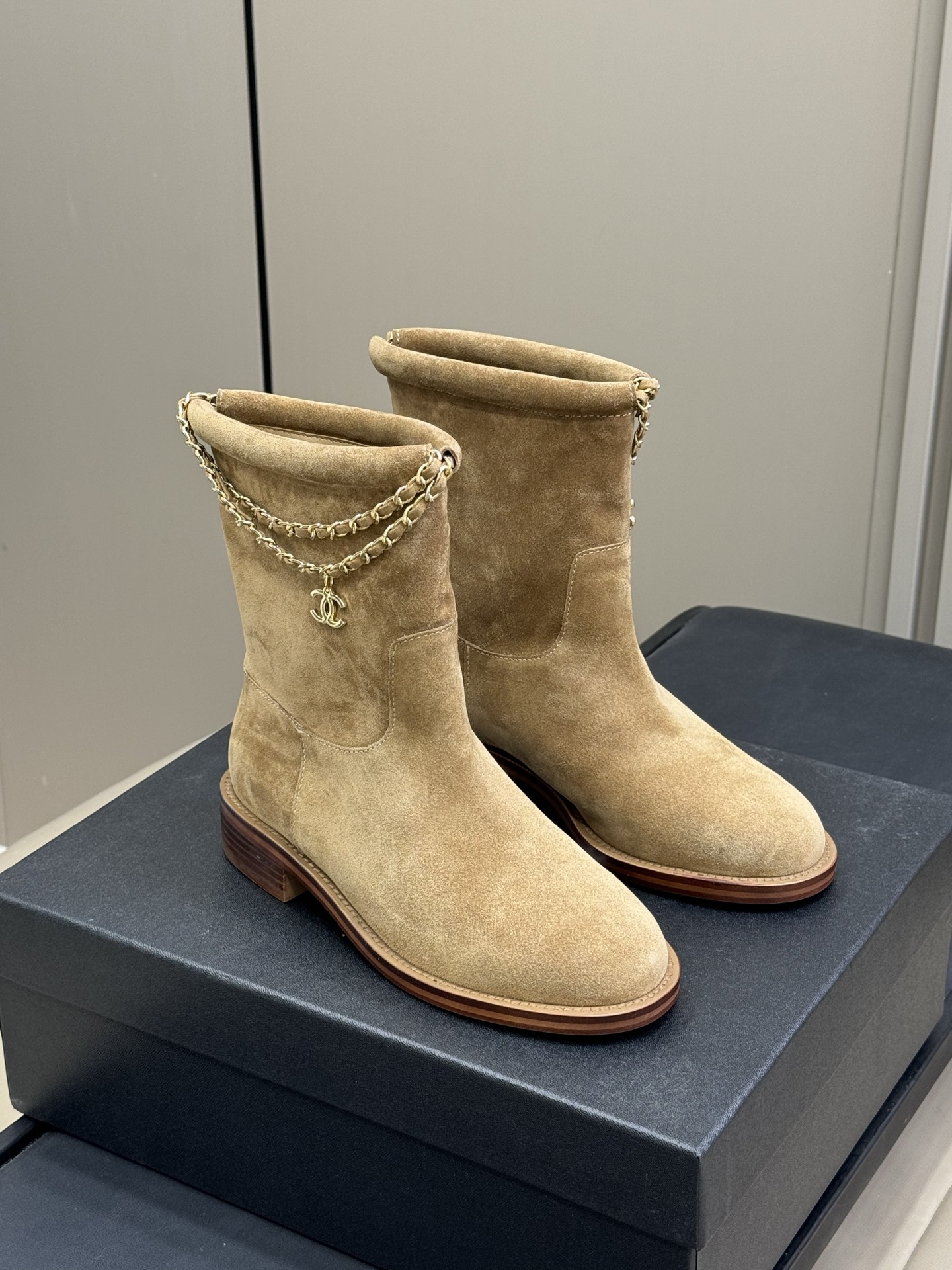 chanel 25b new arrival～小香25b 短靴新品基础款短靴搭配了经典链条⛓️焕发心意精