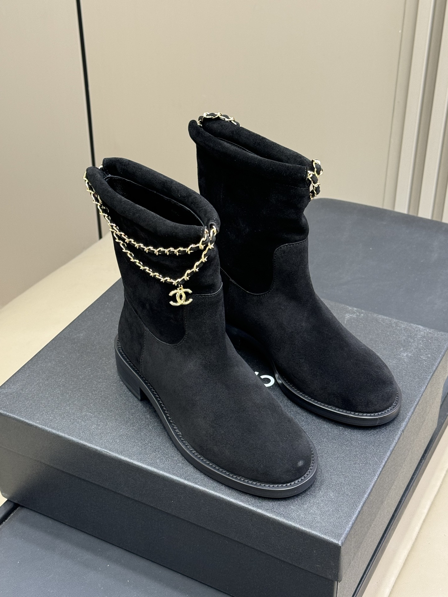 chanel 25b new arrival～小香25b 短靴新品基础款短靴搭配了经典链条⛓️焕发心意精