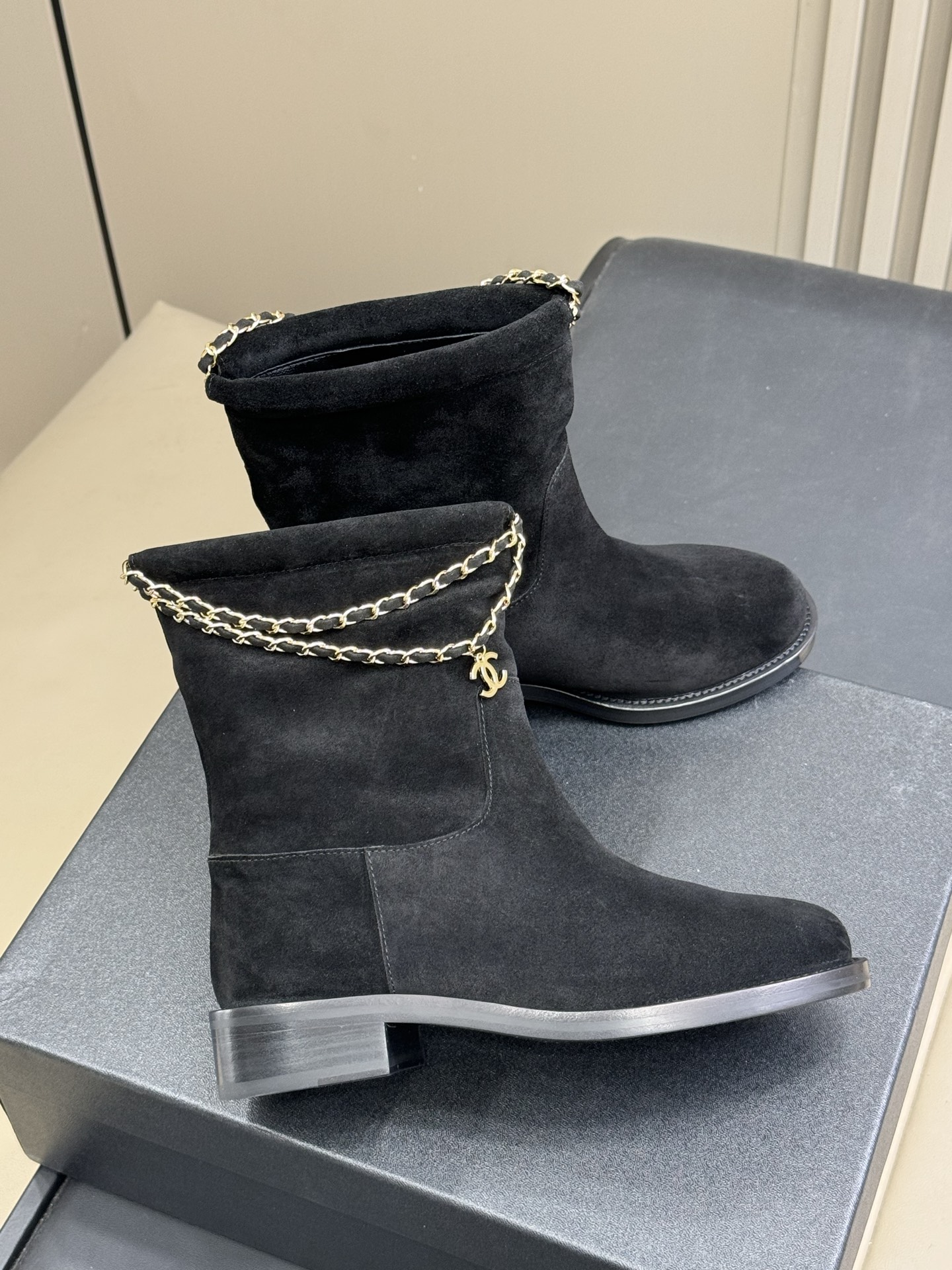 chanel 25b new arrival～小香25b 短靴新品基础款短靴搭配了经典链条⛓️焕发心意精