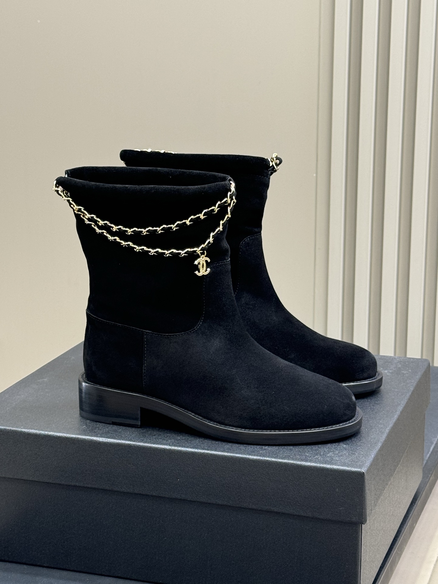 chanel 25b new arrival～小香25b 短靴新品基础款短靴搭配了经典链条⛓️焕发心意精