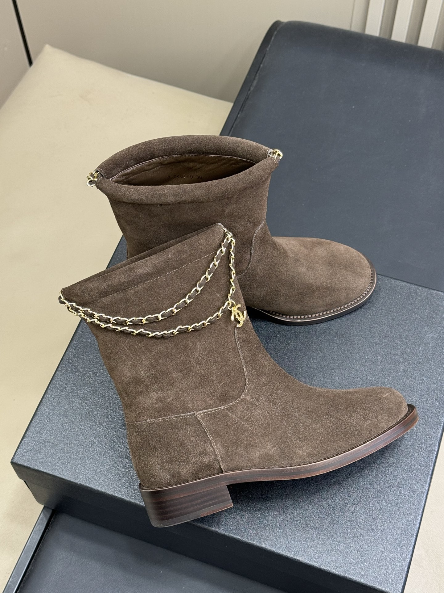 chanel 25b new arrival～小香25b 短靴新品基础款短靴搭配了经典链条⛓️焕发心意精
