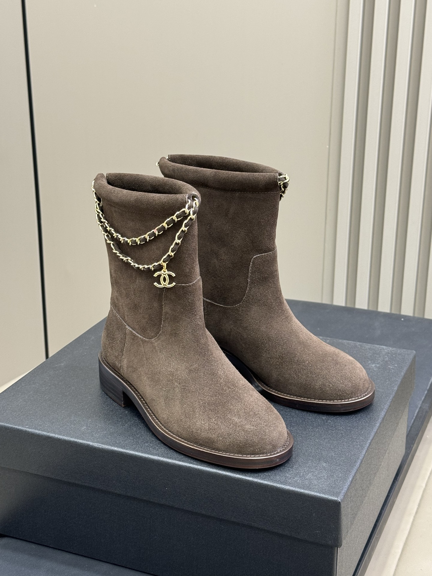 chanel 25b new arrival～小香25b 短靴新品基础款短靴搭配了经典链条⛓️焕发心意精