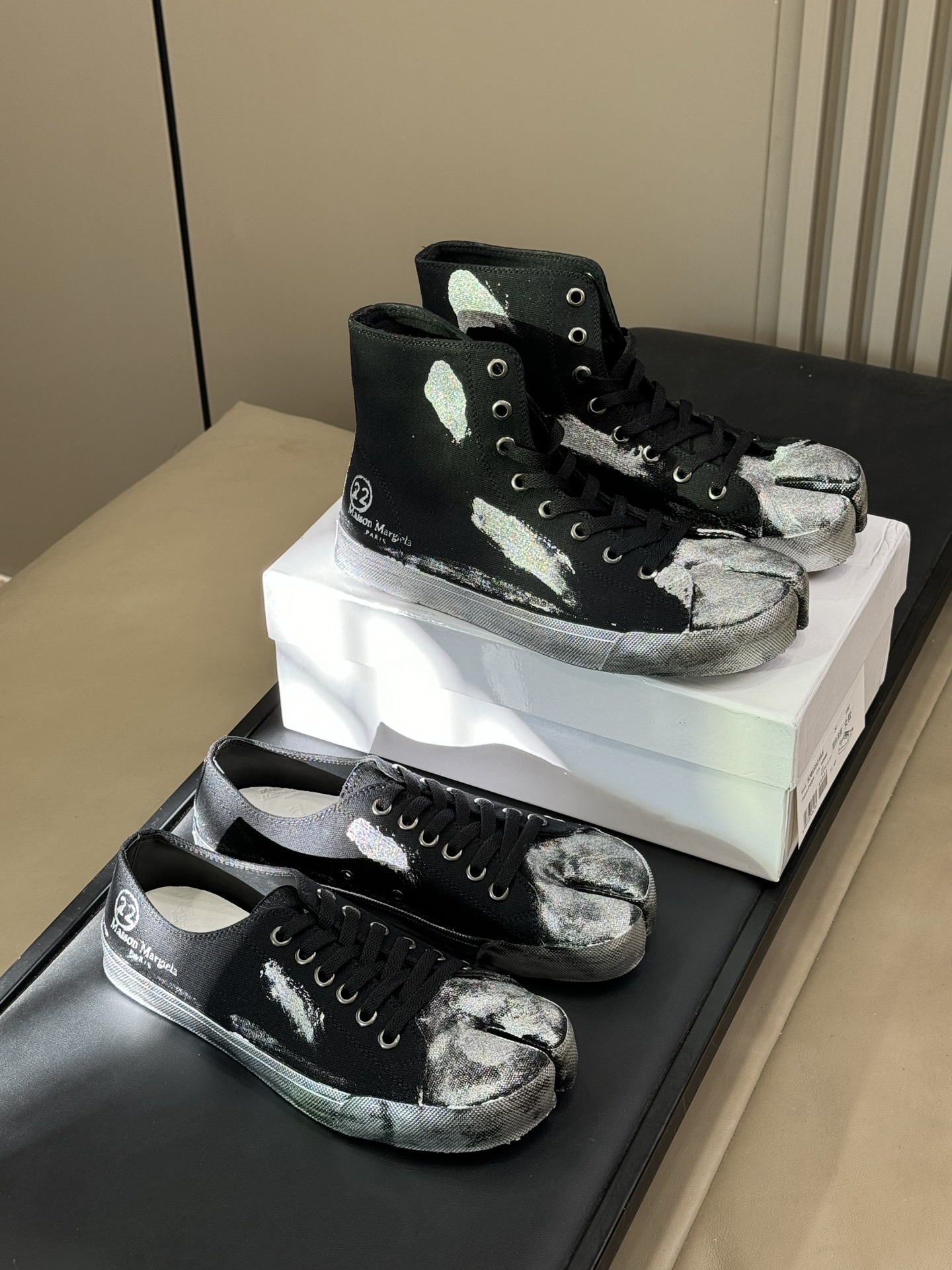 NO:498740,MaisonMargiela Tabi split-toe canvas shoes 25fw new ink splash Tabi high-top low-top split-toe shoes series!  Magila's classic split-toe shoes, silver graffiti real-life super handsome SOS canvas upper, light and comfortable to wear, handsome couple size 35-45 (for women 40 men 45 custom-made, non-return and exchange) Low-top men's high-top men's style, split-toe shoes, masion margiela19860909MaisonMargiela 马吉拉Tabi分趾帆布鞋 25fw 新款泼墨Tabi高帮低帮分趾鞋系列！ 马吉拉的经典分趾鞋 银色涂鸦实物超帅SOS 帆布鞋面,轻盈舒适好穿呀,帅 情侣size 35-45（女40男45定做不退换） 低帮男款 高帮男款,分趾鞋,masion margiela,Women's Shoes
