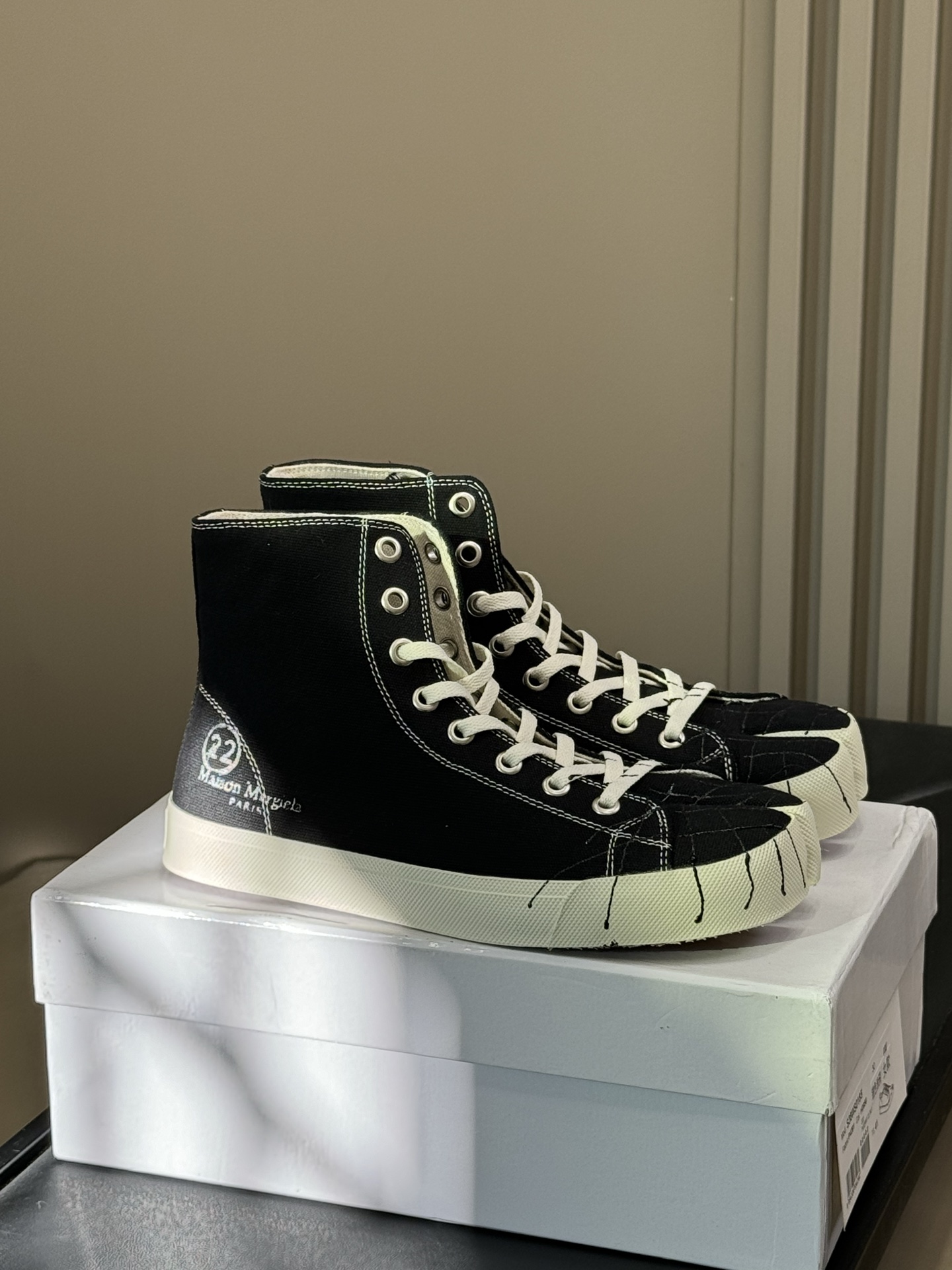 NO:498734,Men's Maison Margiela Tabi split-toe canvas shoes 25fw New ink splash Tabi high-top low-top split-toe shoes series!  Magila's classic split-toe shoes, silver doodle real-life super handsome SOS canvas upper, light and comfortable to wear, handsome couple size 35-45 (for women 40 men 45 custom-made non-return and exchange), split-toe shoes, masion margiela19860909男款MaisonMargiela 马吉拉Tabi分趾帆布鞋 25fw 新款泼墨Tabi高帮低帮分趾鞋系列！ 马吉拉的经典分趾鞋 银色涂鸦实物超帅SOS 帆布鞋面,轻盈舒适好穿呀,帅 情侣size 35-45（女40男45定做不退换）,分趾鞋,masion margiela,Women's Shoes