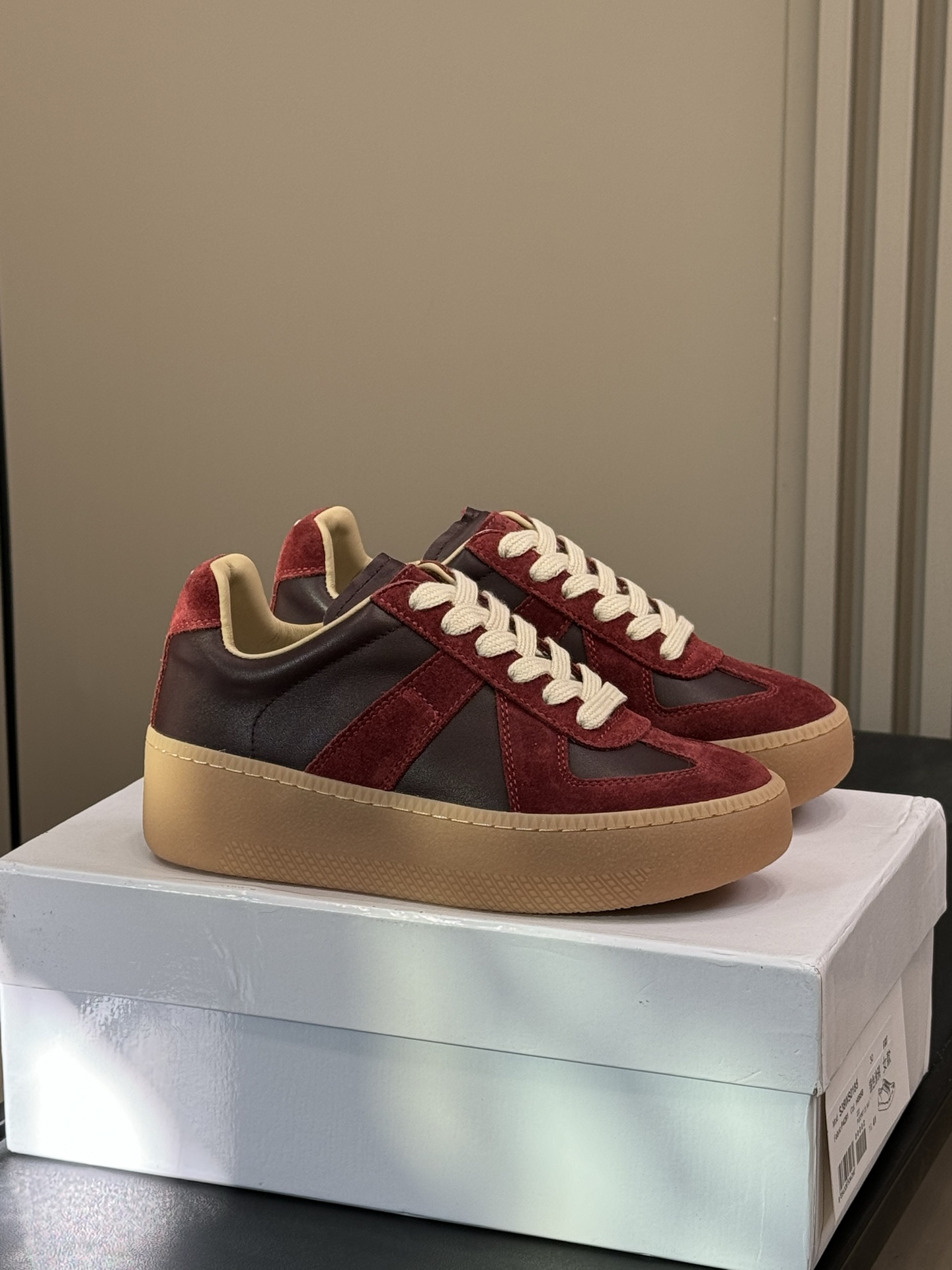 NO:512462,Magira New German training shoes are available in Asia. Speaking of German training shoes, Magira can be said to be unparalleled in this track. FW25 autumn and winter has launched a limited edition in Asia. The original splicing design is retained and the vulcanized soles are thickened, but it still has excellent wearing comfort. It is more suitable for babies who like 'inner**'. size 35-40, casual shoes/sports shoes, masion margiela, sneakers19860909马吉拉 新款德训鞋 亚洲限定发售 说到德训鞋 马吉拉在这个赛道可以说无出其右 FW25秋冬 这季又推出亚洲限定的版本 保留了原有拼接设计 加厚了硫化鞋底 却依然拥有绝佳的穿着舒适度 更加适合喜欢“内**”的宝宝 size 35-40,休闲鞋/运动鞋,masion margiela,sneakers,Women's Shoes