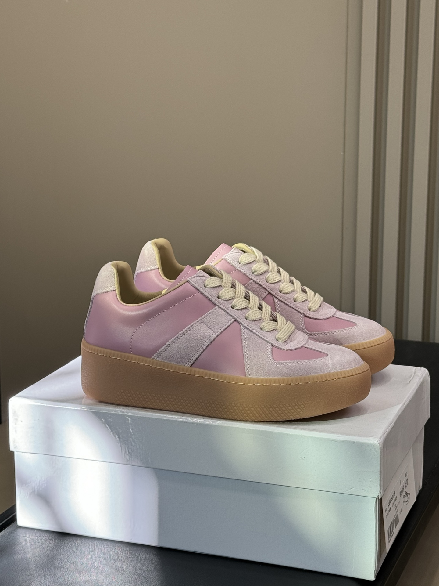 NO:512465,Magira New German training shoes are available in Asia. Speaking of German training shoes, Magira can be said to be unparalleled in this track. FW25 autumn and winter has launched a limited edition in Asia. The original splicing design is retained and the vulcanized soles are thickened, but it still has excellent wearing comfort. It is more suitable for babies who like 'inner**'. size 35-40, casual shoes/sports shoes, masion margiela, sneakers19860909马吉拉 新款德训鞋 亚洲限定发售 说到德训鞋 马吉拉在这个赛道可以说无出其右 FW25秋冬 这季又推出亚洲限定的版本 保留了原有拼接设计 加厚了硫化鞋底 却依然拥有绝佳的穿着舒适度 更加适合喜欢“内**”的宝宝 size 35-40,休闲鞋/运动鞋,masion margiela,sneakers,Women's Shoes