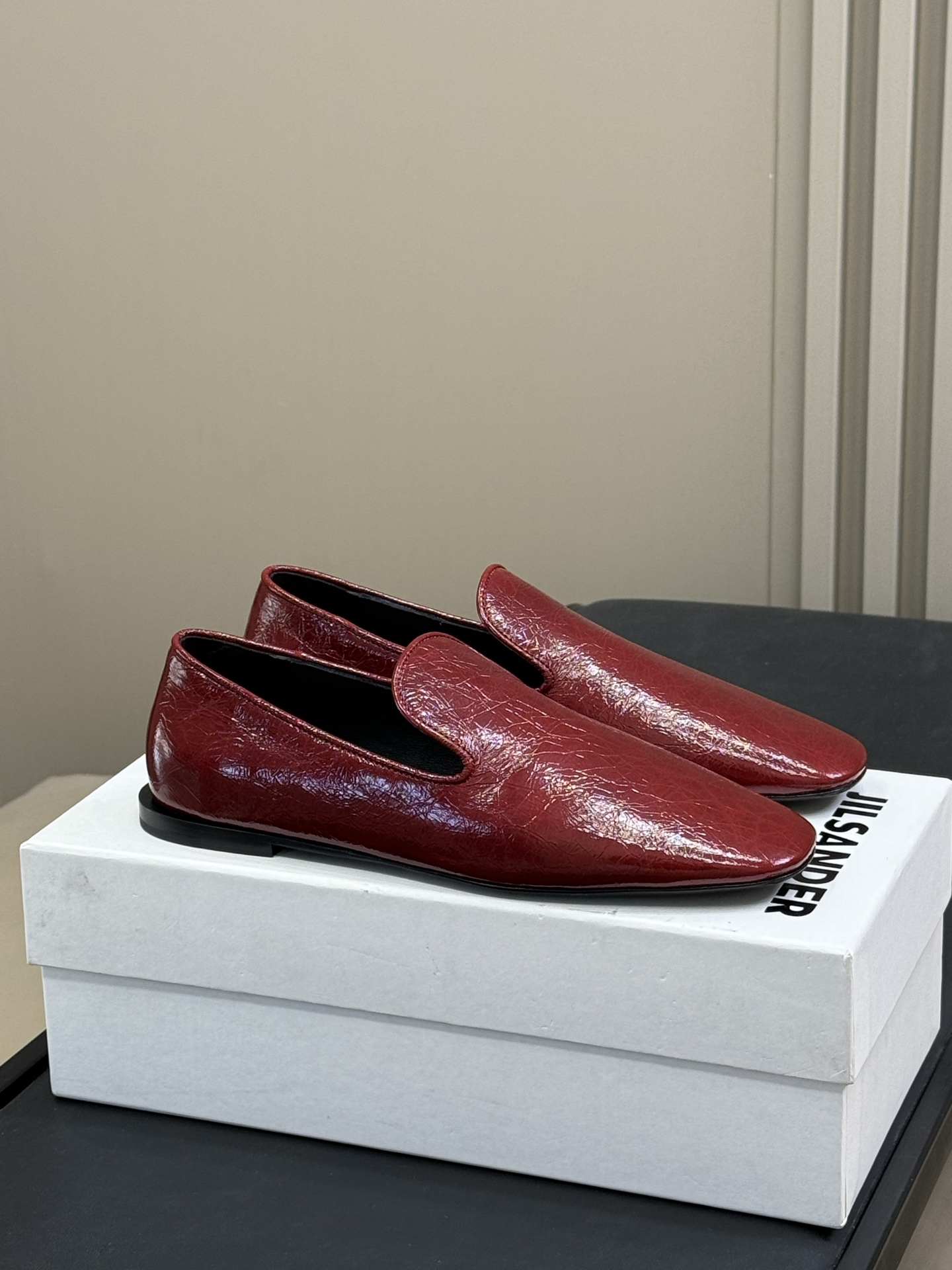 NO:489804,Flat sole jilsander fw25 new arrival~ jil 25 super textured single shoes in autumn and winter, with oily waxed leather dry top, soft and light, good looking and easy to wear beautiful sheepskin, sole imported cowhide size 35-41, single shoes, jil sander, cowhide, sheepskin19860909平底 jilsander fw25 new arrival～ jil 25秋冬超有质感的小单鞋 ,鞋面带有油蜡皮干的甩纹小牛皮,柔软轻盈,好看又好穿 美丽羊皮,鞋底意大利进口牛皮 size 35-41,单鞋,jil sander,cowhide,sheepskin,Women's Shoes