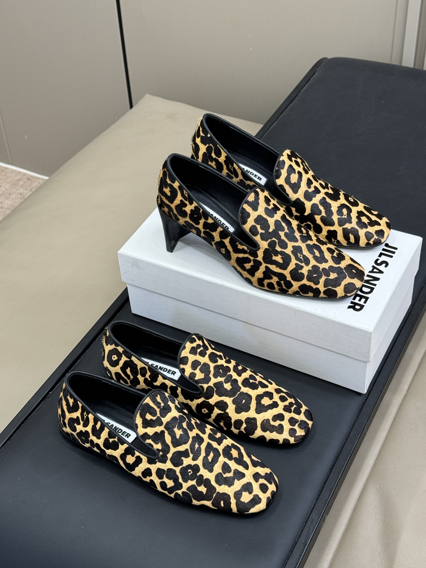 NO:489787,Flat high heel jilsander fw25 new arrival~ jil 25 super textured single shoes in autumn and winter, with oily waxed leather dry top, soft and light, good looking and easy to wear beautiful sheepskin, soles imported from Italy size 35-41, single shoes, jil sander, cowhide, sheepskin19860909平底 高跟 jilsander fw25 new arrival～ jil 25秋冬超有质感的小单鞋 ,鞋面带有油蜡皮干的甩纹小牛皮,柔软轻盈,好看又好穿 美丽羊皮,鞋底意大利进口牛皮 size 35-41,单鞋,jil sander,cowhide,sheepskin,Women's Shoes