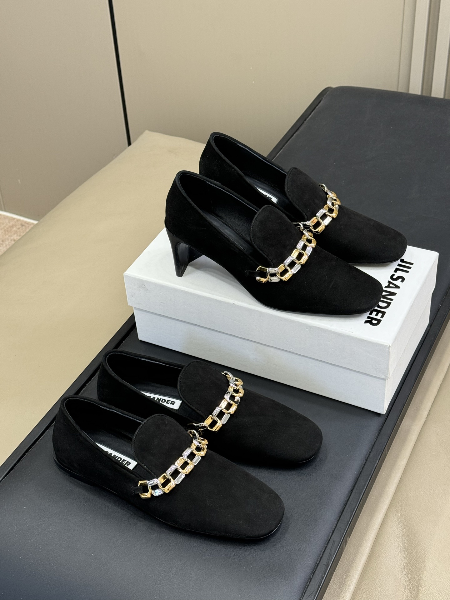 NO:489779,Flat high heel jilsander fw25 new arrival~ jilsander 25 autumn and winter chain single shoes, super beautiful lambskin material is very soft and very nourishing Sole imported from Italy cowhide sole size 35-41, single shoes, jil sander, cowhide, sheepskin19860909平底 高跟 jilsander fw25 new arrival～ jilsander 25秋冬链条小单鞋,超好美啊 小羊皮材质 很软,很养脚 鞋底意大利进口牛皮底 size 35-41,单鞋,jil sander,cowhide,sheepskin,Women's Shoes