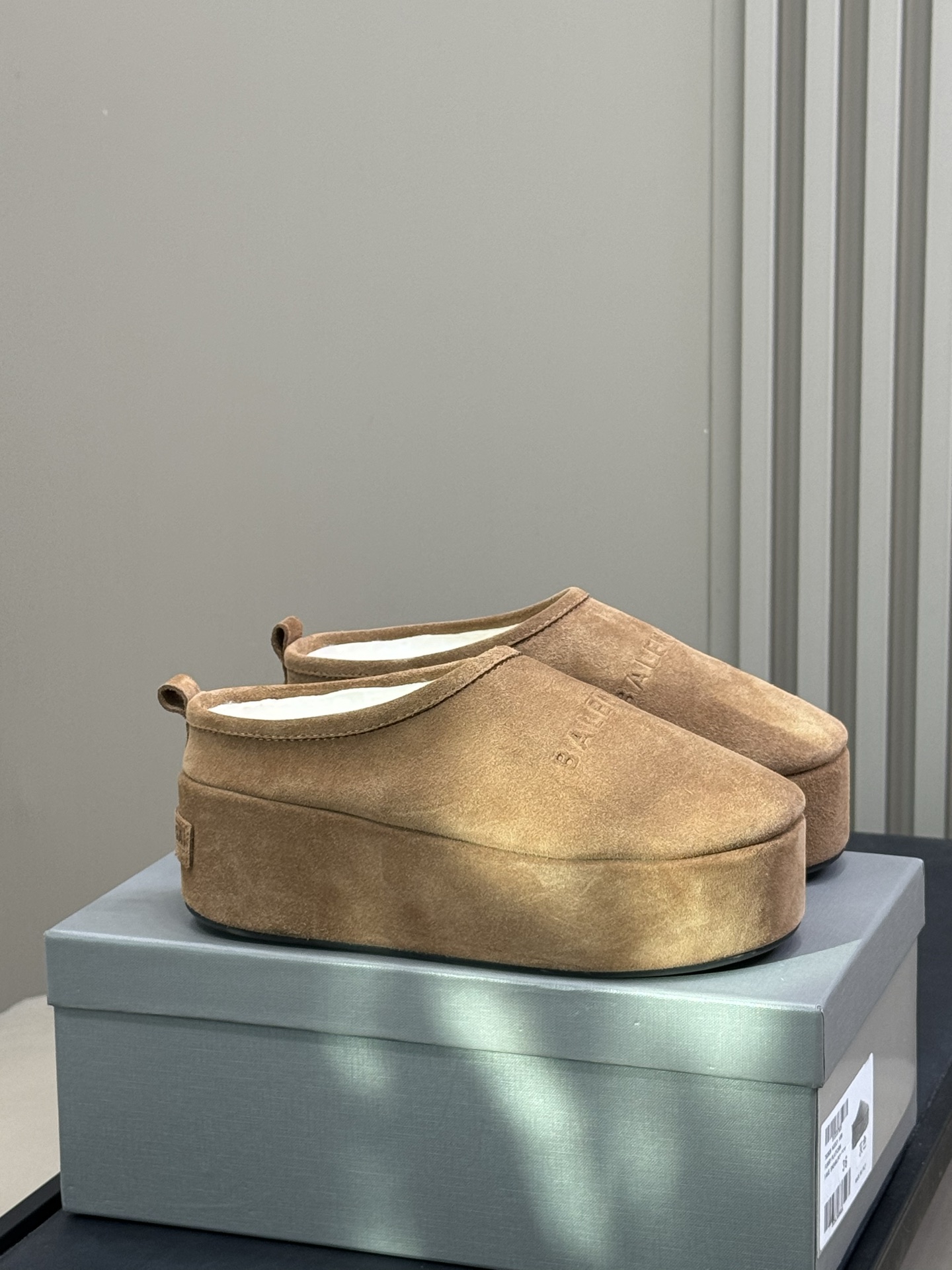 NO:563241,Top quality Balenciaga fw25 new arrival~ Super thick cloud-like lining to keep warm and soft, one-piece fur material. It can be worn directly with bare feet in autumn and winter. It is not obtrusive at all in daily matching. It is simply the 'fashionable lazy person's gospel' this autumn and winter!  size 35-41, semi-furry shoes, balenciaga19860909顶级品质 Balenciaga fw25 new arrival～ 超厚实云朵感内里保暖又柔软,皮毛一体材质 秋冬直接光脚穿都OK,日常搭配完全不突兀 简直是今年秋冬的“时尚懒人福音”！ size 35-41,半拖毛毛鞋,balenciaga,Women's Shoes