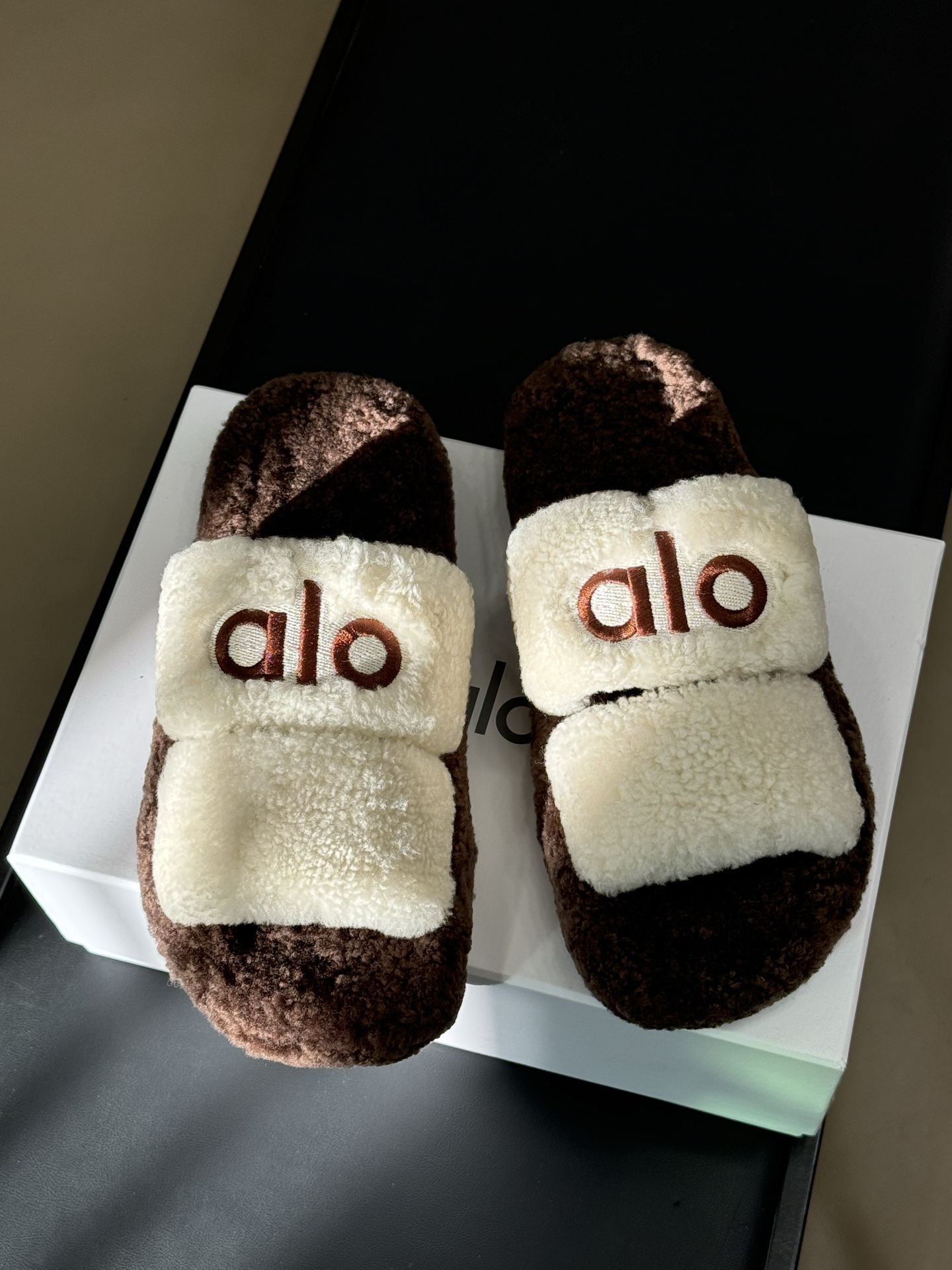 Alo 25秋冬 皮毛一体毛拖踩在云朵之中，穿上幸福感太强了增高好看，冬日必入单品size 35-41
