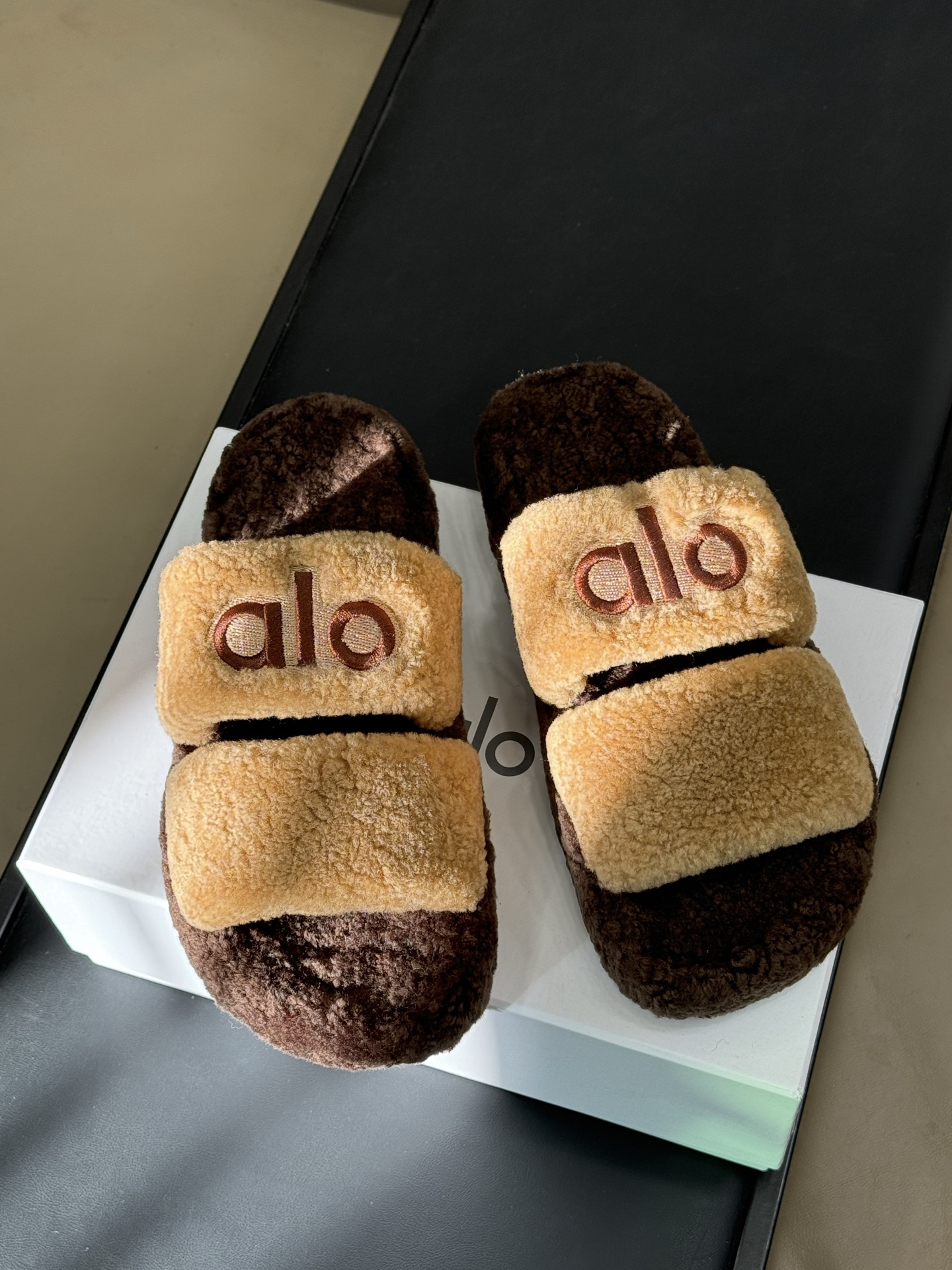 Alo 25秋冬 皮毛一体毛拖踩在云朵之中，穿上幸福感太强了增高好看，冬日必入单品size 35-41