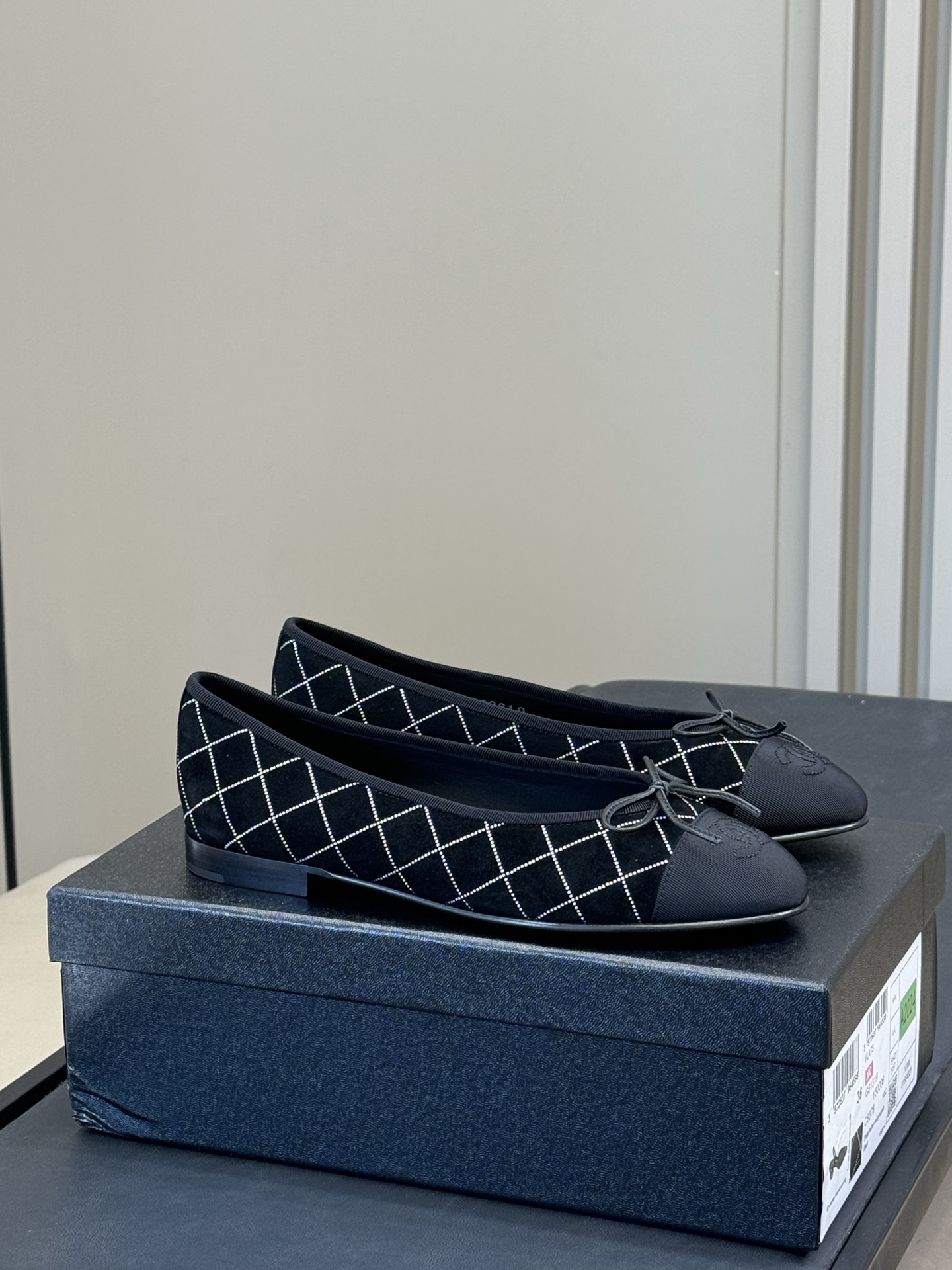 NO:489778,Top quality | With airplane box chanel fw25 new arrival-～ Xiaoxiang 25 autumn and winter suede diamond bead series, classic heart color matching!  The sheep reverse velvet leather brings a soft and elegant texture, which complements autumn and winter clothing!  Italy imported cowhide bottom!  size 34-43 (34, 40, 41, 42, 43 customized), sandals, chanel, sandals, cowhide, chamois leather19860909顶级品质｜配飞机盒 chanel fw25 new arrival-～ 小香25秋冬麂皮 菱格烫珠系列,经典款心配色！ 羊反绒皮料带来柔和典雅的质感,与秋冬衣物相得益彰！意大利进口牛皮底！ size 34-43（34、40、41、42、43 定制）,凉鞋单鞋,chanel,sandals,cowhide,chamois leather,Women's Shoes