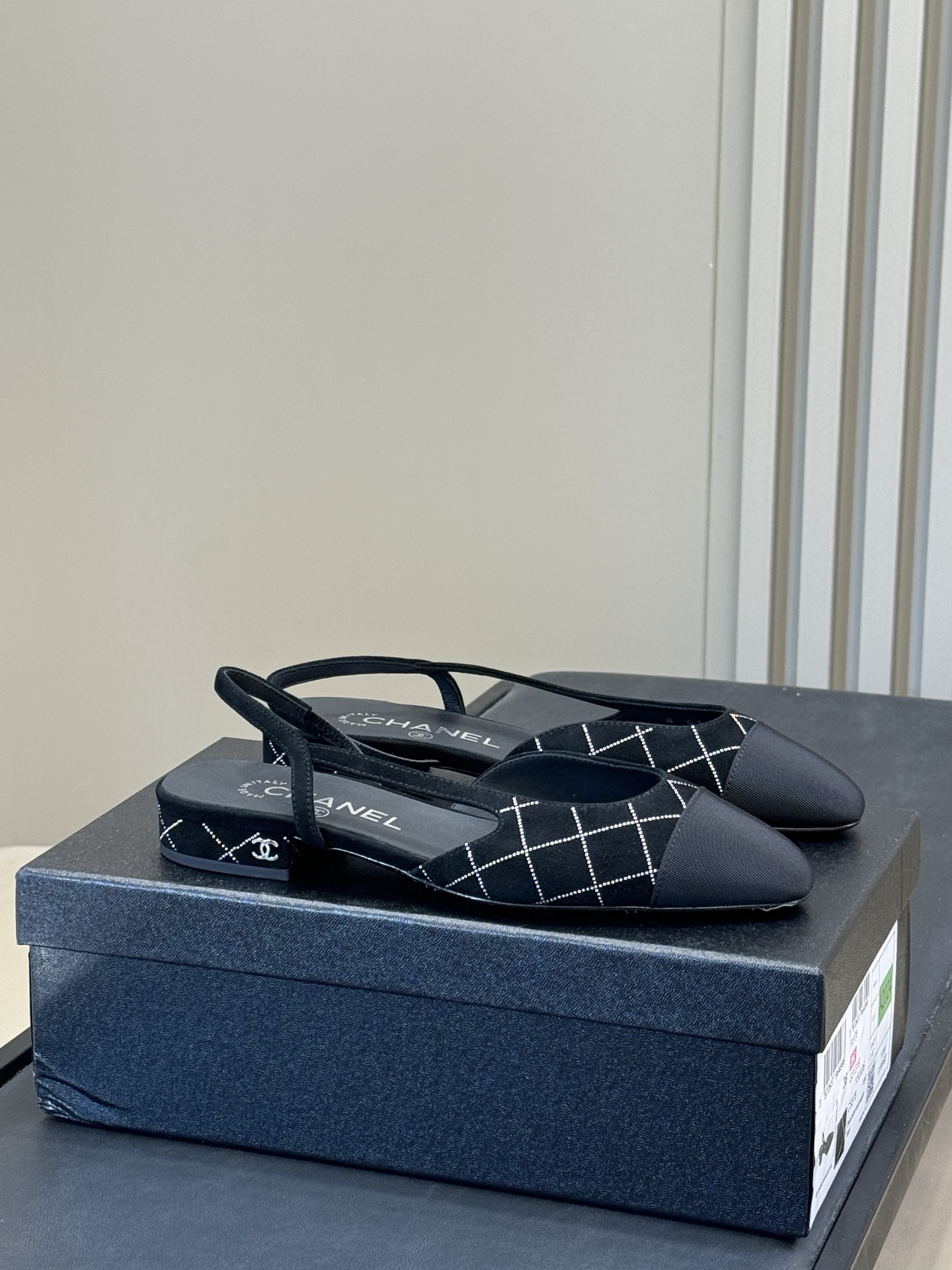 NO:489786,Top quality film｜With the airplane box chanel fw25 new arrival-～ Xiaoxiang 25 autumn and winter suede diamond bead series, classic heart color matching!  The sheep reverse velvet leather brings a soft and elegant texture, which complements autumn and winter clothing!  Italy imported cowhide bottom!  size 34-43 (34, 40, 41, 42, 43 customized), sandals, chanel, sandals, cowhide, chamois leather19860909顶级品质片｜配飞机盒 chanel fw25 new arrival-～ 小香25秋冬麂皮 菱格烫珠系列,经典款心配色！ 羊反绒皮料带来柔和典雅的质感,与秋冬衣物相得益彰！意大利进口牛皮底！ size 34-43（34、40、41、42、43 定制）,凉鞋单鞋,chanel,sandals,cowhide,chamois leather,Women's Shoes