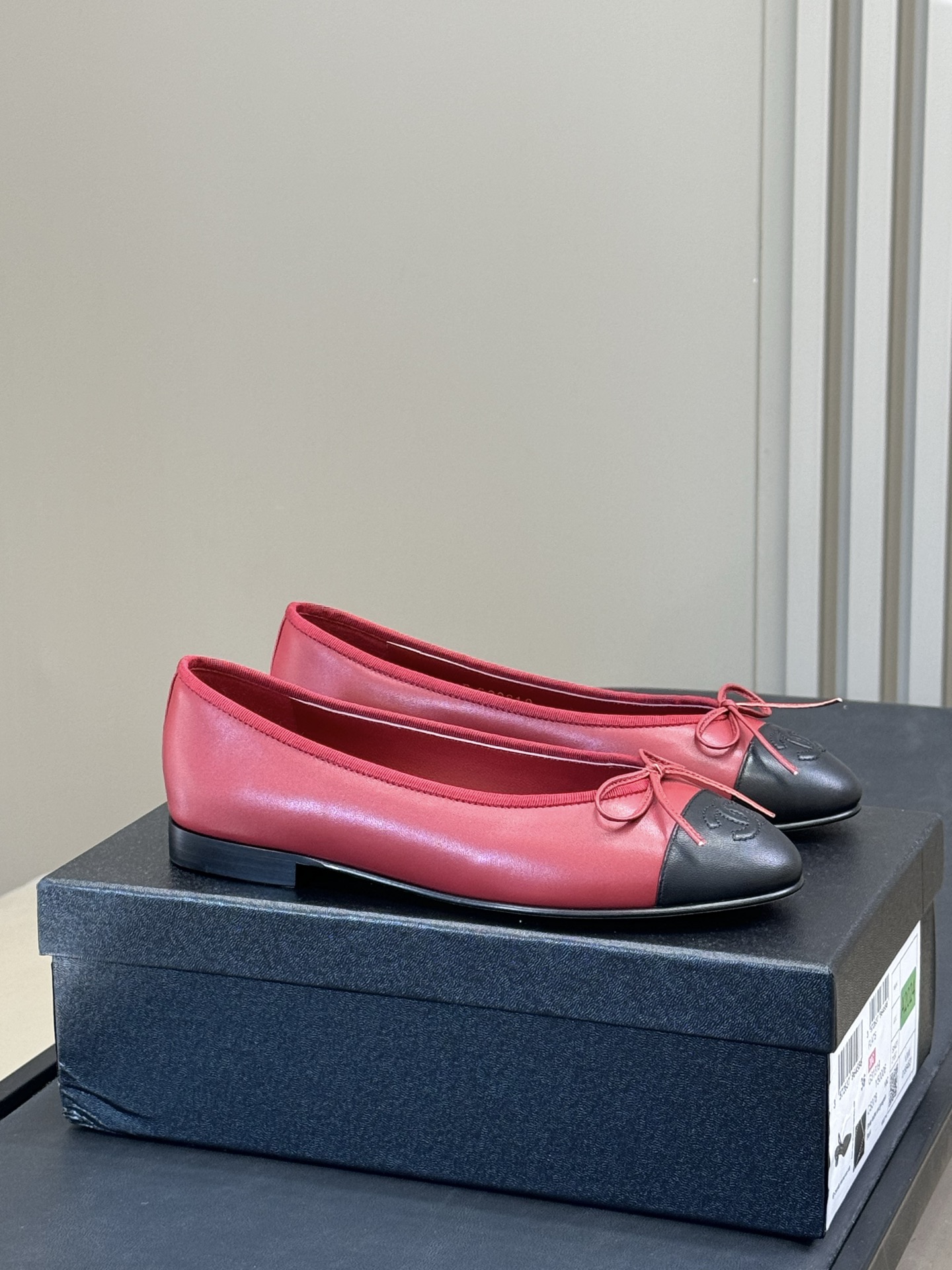 NO:489795,Top quality | With airplane box chanel fw25 new arrival-～ Xiaoxiang 25 autumn and winter suede diamond bead series, classic heart color matching!  The sheep reverse velvet leather brings a soft and elegant texture, which complements autumn and winter clothing!  Italy imported cowhide bottom!  size 34-43 (34, 40, 41, 42, 43 customized), sandals, chanel, sandals, cowhide, chamois leather19860909顶级品质｜配飞机盒 chanel fw25 new arrival-～ 小香25秋冬麂皮 菱格烫珠系列,经典款心配色！ 羊反绒皮料带来柔和典雅的质感,与秋冬衣物相得益彰！意大利进口牛皮底！ size 34-43（34、40、41、42、43 定制）,凉鞋单鞋,chanel,sandals,cowhide,chamois leather,Women's Shoes