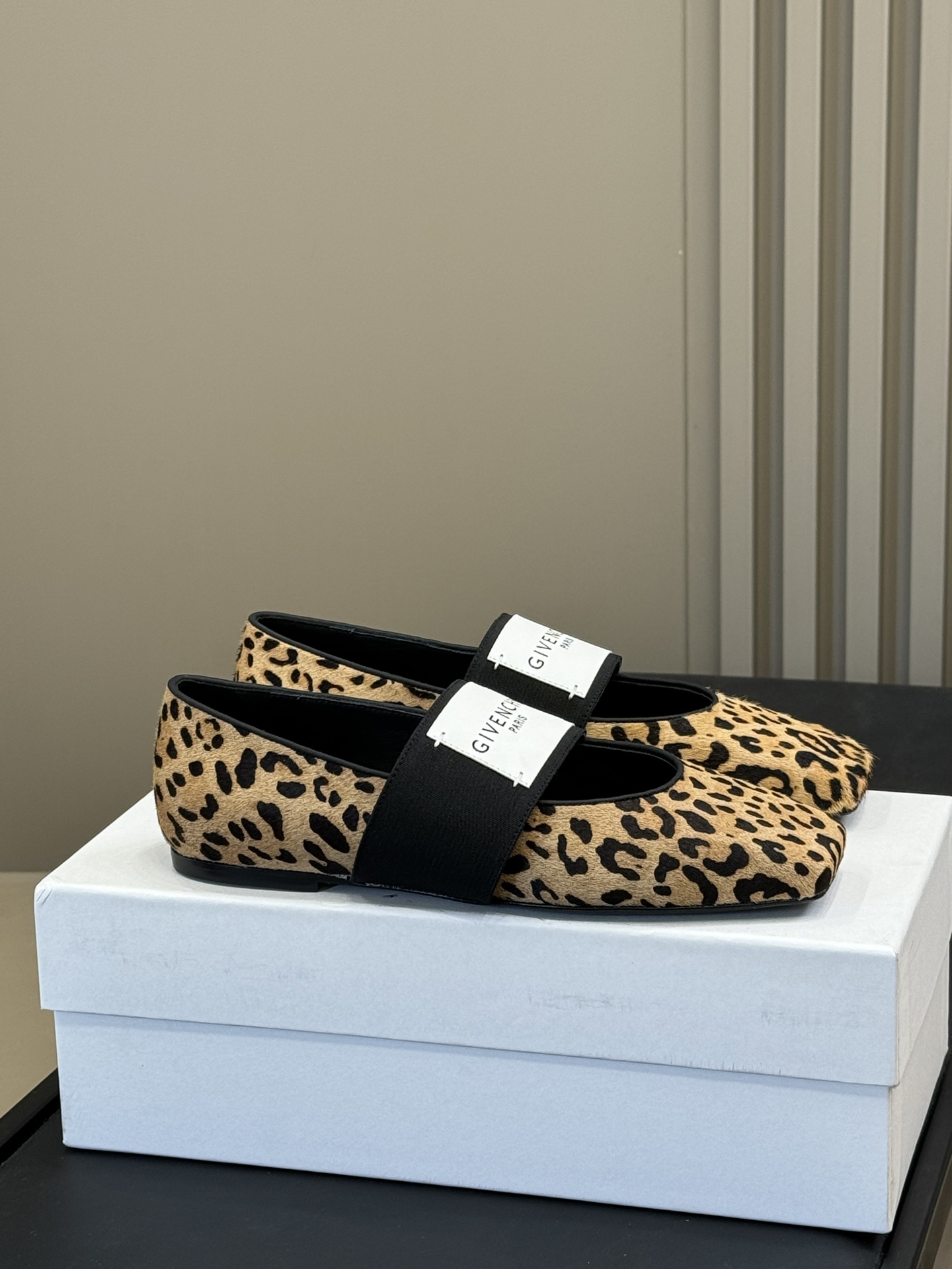 NO:494213,Top quality GIVENCHY | Ballerina ballet shoes - retro red - cut square head, relaxed and elegant temperament - takes into account style and extreme comfort, elastic embellishment 'GIVENCHYPARIS' logo, full of personality. - Retro Chinese red shows the mysterious and enthusiastic image of women, which is vivid, ostentatious, warm, healing and knowledge- perfectly interprets the elegant and intellectual charm with a dress - size35-41, ballet shoes, givennchy, skirts19860909顶级品质 GIVENCHY | Ballerina 芭蕾舞鞋-复古正红 - 裁切方头,轻松优雅气质 - 兼顾风格与极度舒适,弹性饰带缀”GIVENCHYPARIS“标识,个性十足. - 复古中国红尽显神秘热烈的女性形象鲜活,张扬,温暖,治愈识搭配连衣裙完美诠释优雅知性魅力 - size35-41,芭蕾舞鞋,givenchy,skirts,Women's Shoes