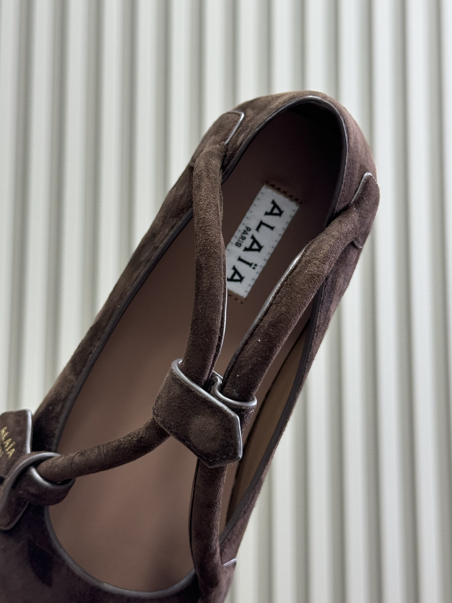 衣服基礎 鞋子就不基礎Alaia 鞋子？手袋？多 creative！ 多可愛呀！羊皮材质，柔软好穿，时髦
