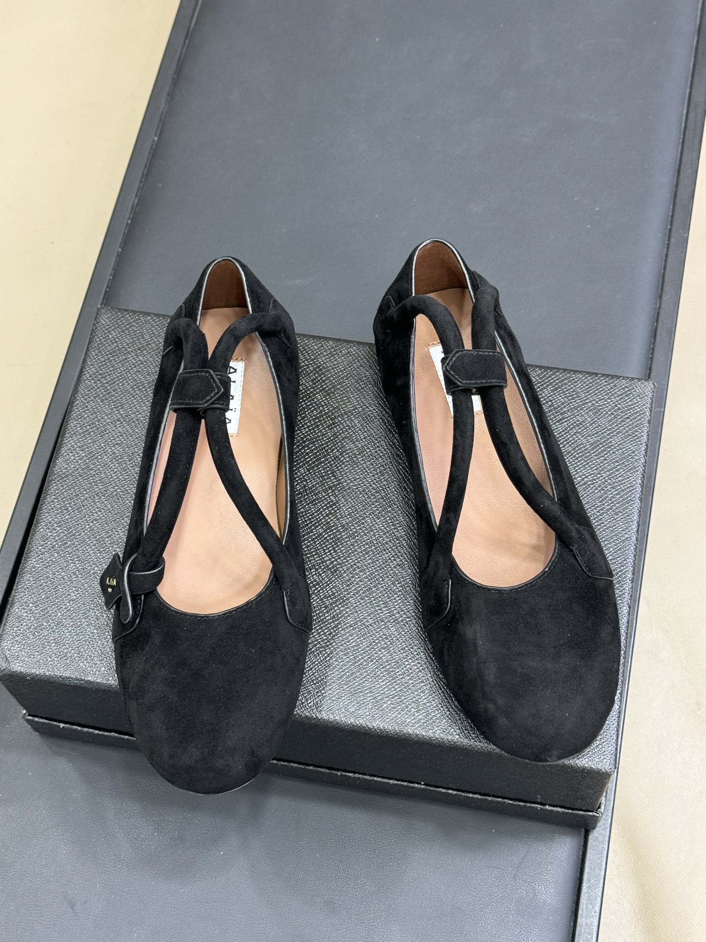 衣服基礎 鞋子就不基礎Alaia 鞋子？手袋？多 creative！ 多可愛呀！羊皮材质，柔软好穿，时髦
