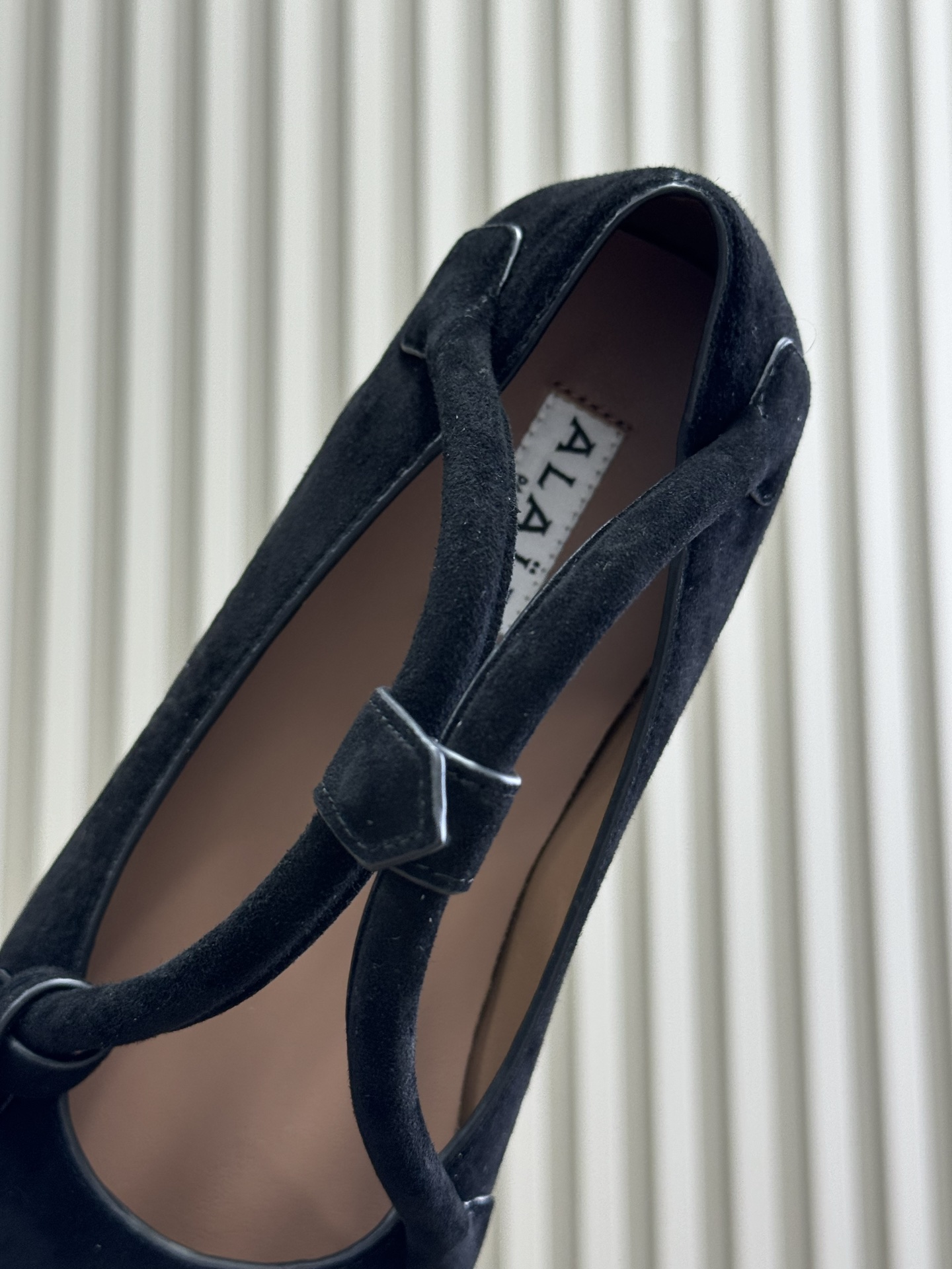 衣服基礎 鞋子就不基礎Alaia 鞋子？手袋？多 creative！ 多可愛呀！羊皮材质，柔软好穿，时髦
